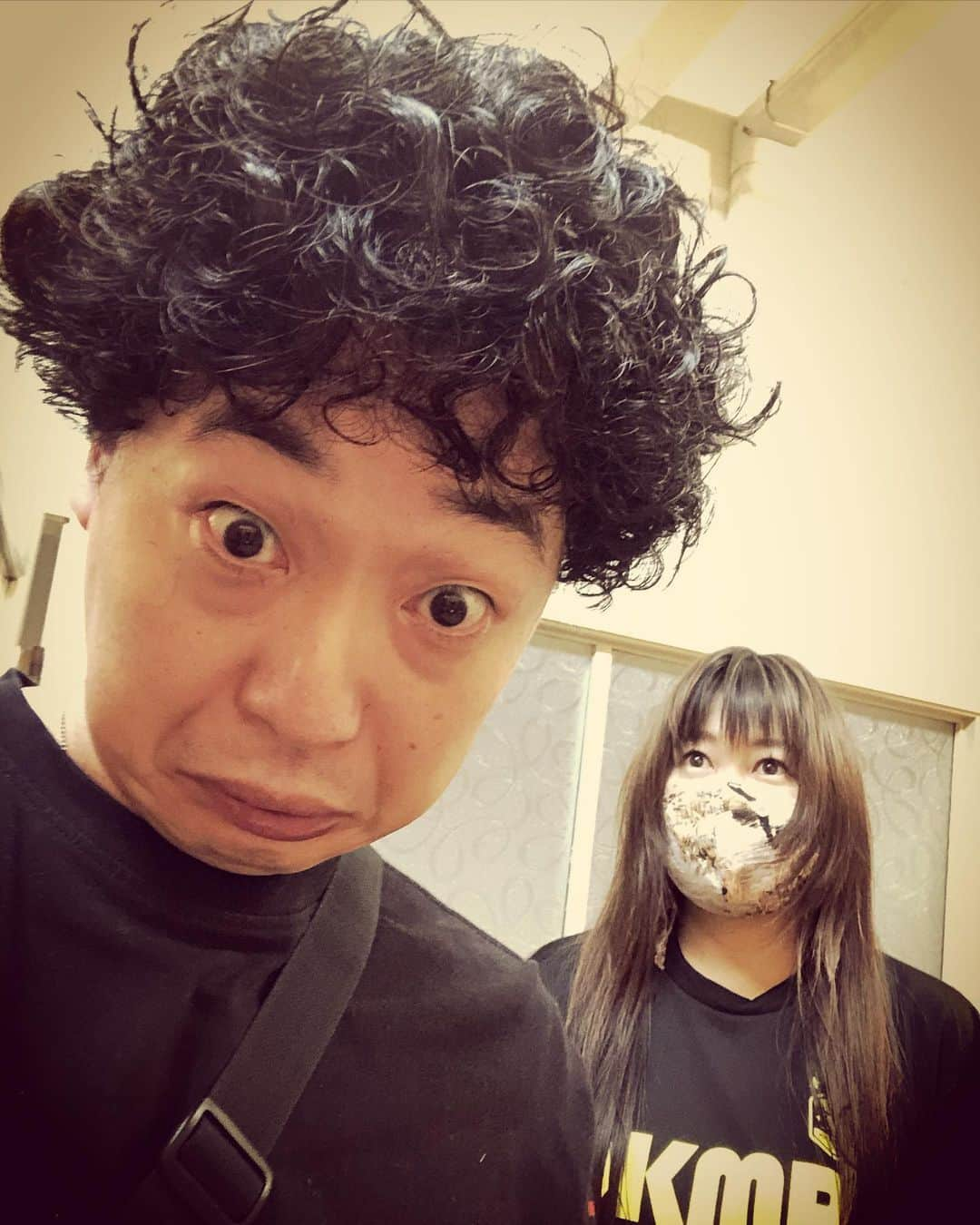 杉本知香さんのインスタグラム写真 - (杉本知香Instagram)「ポイズン阿部ちゃん、お洒落パーマじゃなく、おばちゃんみたいなくるくるパーマ希望でバッサリ✂️✨ 想像以上に、ダサお洒落パーマに仕上がって大成功😆 阿部ちゃんが昔からファンだという粟生ちゃんがぷらりと顔出したので、パチリ📸  #中目黒美容室#おばちゃんパーマ#小池さんパーマ#ラーメン小池 #ポイズン阿部#ポイズンガールバンド#ポイズンガールバンド阿部  #粟生隆寛#ボクシング 🥊 元#WBC世界スーパーフェザー級王者 元#WBC世界フェザー級王者」6月25日 23時58分 - sugimotoc