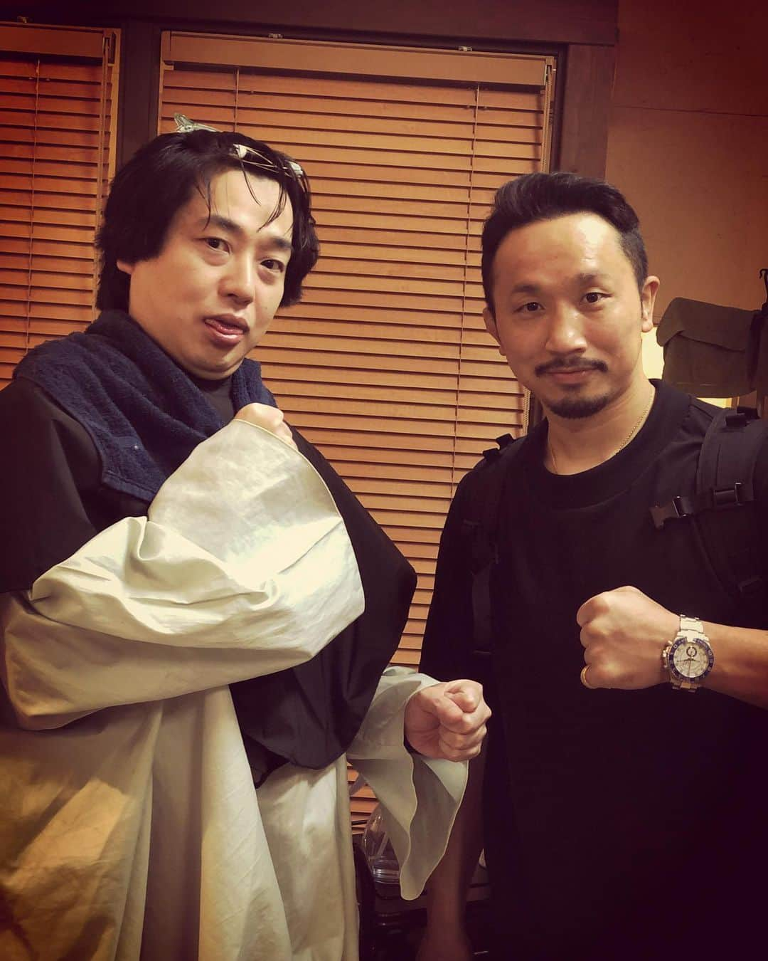 杉本知香さんのインスタグラム写真 - (杉本知香Instagram)「ポイズン阿部ちゃん、お洒落パーマじゃなく、おばちゃんみたいなくるくるパーマ希望でバッサリ✂️✨ 想像以上に、ダサお洒落パーマに仕上がって大成功😆 阿部ちゃんが昔からファンだという粟生ちゃんがぷらりと顔出したので、パチリ📸  #中目黒美容室#おばちゃんパーマ#小池さんパーマ#ラーメン小池 #ポイズン阿部#ポイズンガールバンド#ポイズンガールバンド阿部  #粟生隆寛#ボクシング 🥊 元#WBC世界スーパーフェザー級王者 元#WBC世界フェザー級王者」6月25日 23時58分 - sugimotoc