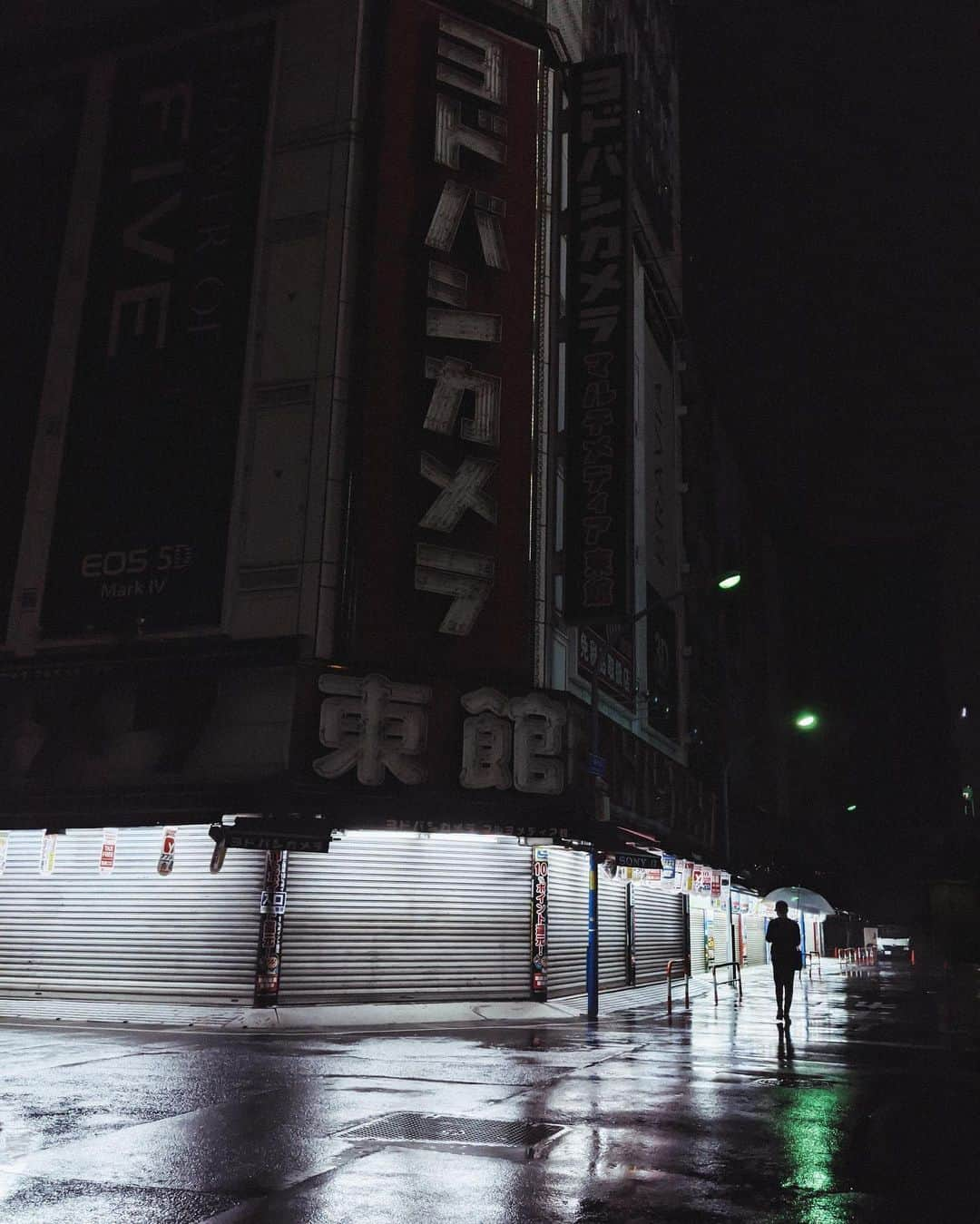 福田洋昭さんのインスタグラム写真 - (福田洋昭Instagram)「人がいない東京。1ヶ月前のコロナ真っ只中。Empty streets of Tokyo during the peak of Covid 1 month ago today.  #TeamPixel #Pixelで撮影 #googleのスマホ」6月25日 23時55分 - hirozzzz