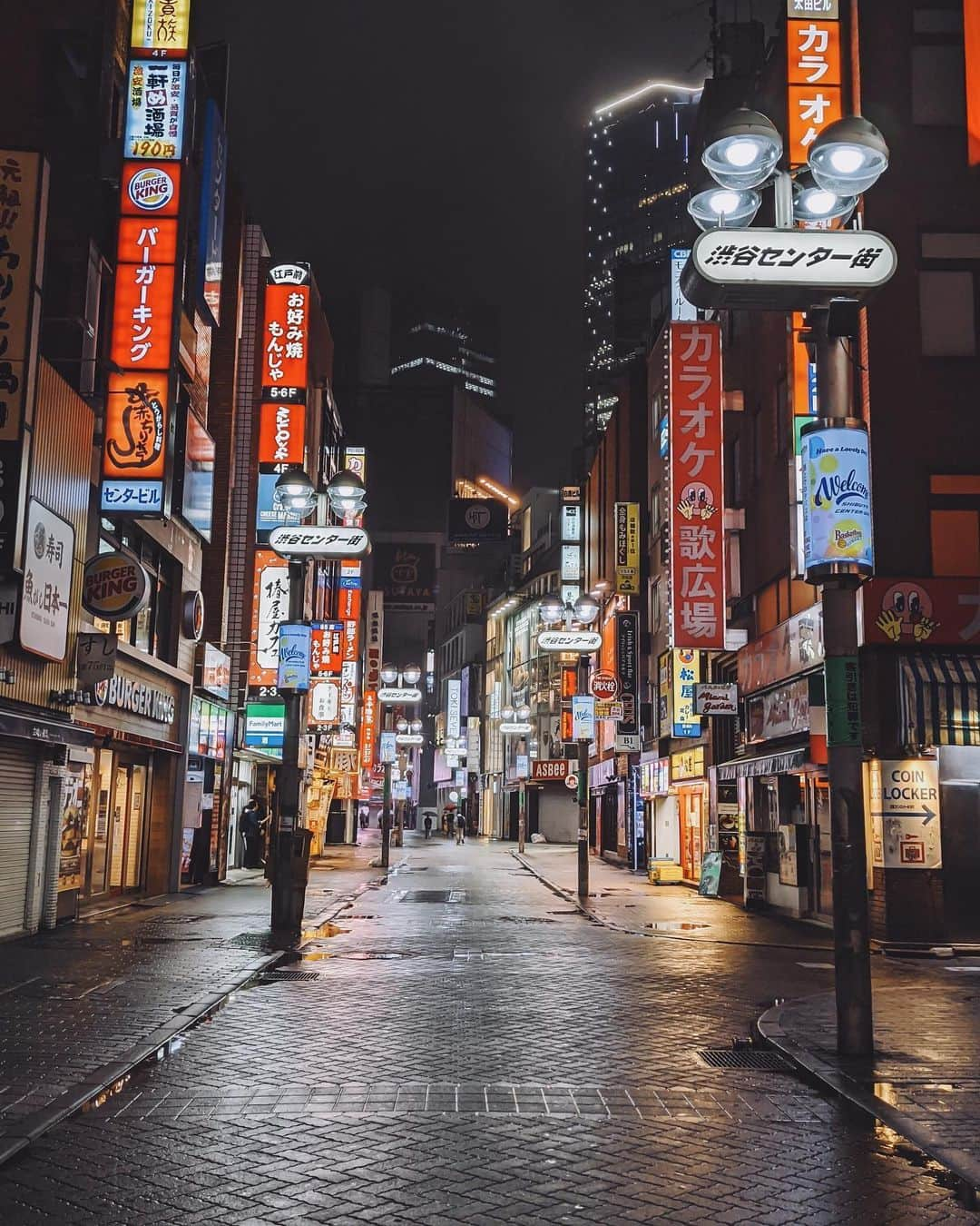 福田洋昭のインスタグラム：「人がいない東京。1ヶ月前のコロナ真っ只中。Empty streets of Tokyo during the peak of Covid 1 month ago today.  #TeamPixel #Pixelで撮影 #googleのスマホ」