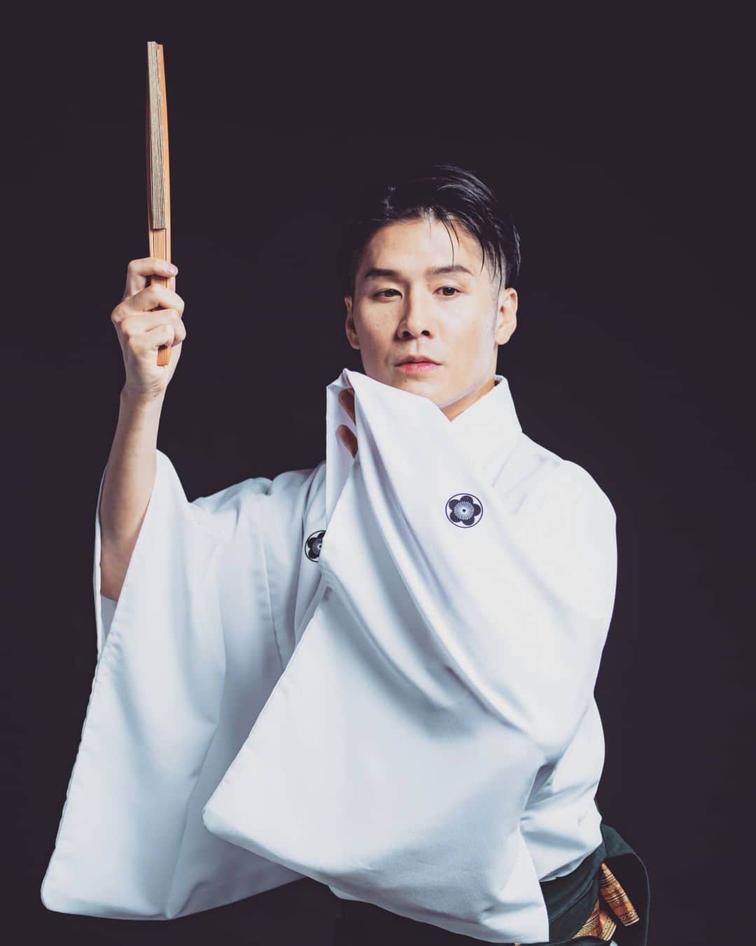 梅川壱ノ介（舞踊家）のインスタグラム：「𝙀𝙖𝙧𝙡𝙮 𝙨𝙪𝙢𝙢𝙚𝙧 𝙧𝙖𝙞𝙣 ￣￣￣￣￣￣￣￣￣￣￣￣￣￣￣￣￣￣￣￣￣ 五月雨の降る情景、  写真は @cotaroishii さん。  #梅川壱ノ介  #五月雨  #舞踊家 #日本舞踊」