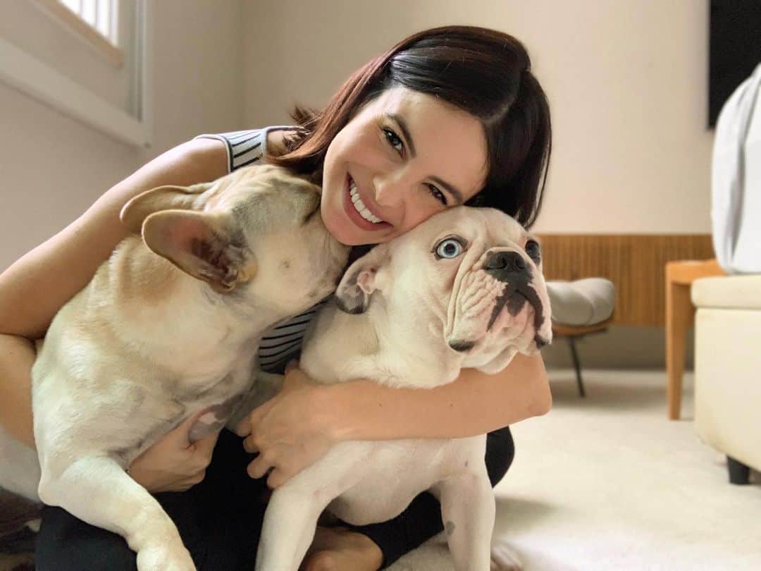 ステファニー・ブリットのインスタグラム：「Eu sempre me preocupei muito com meus cachorros e vocês sabem disso né!? Agora q eles foram promovidos a irmãos mais velhos (Londinho ainda tá analisando se gosta dessa situação...), quero incluir eles mais do que nunca na nossa nova rotina que vem aí pela frente... Achei uma caminha linda na @petlovebrasil (mostrei nos stories) que vai ser o cantinho deles no quartinho do baby! 💙 Na @petlovebrasil vc encontra tudo que precisa pro seu animal... roupinhas, brinquedinhos, caminhas, além de remédios, ração, itens de higiene e o que mais precisarem! Eu to apaixonada, peço tudo por lá! Principalmente agora que tenho que ter um cuidado redobrado! Aproveitem que junho é mês de aniversário deles e tem vários descontos e promoções maravilhosas acontecendo! #ad」