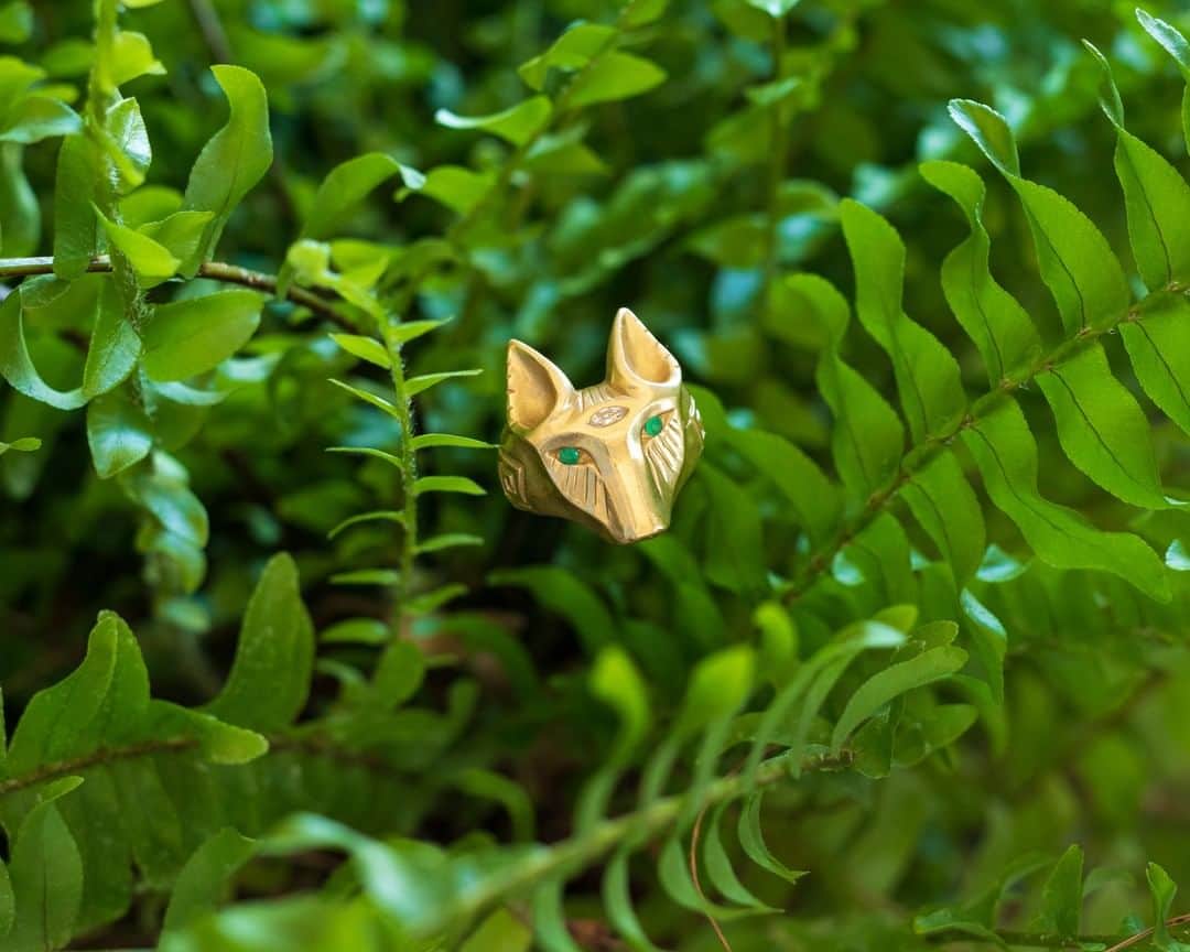 のインスタグラム：「Koyote ring with emerald eyes and diamond third eye from our new zapotec collection. For enquires please e-mail the team at sales@jadejagger.com #solidgoldwillalwayshold #emeraldeyes #jadejaggerjewellery #zapotec」
