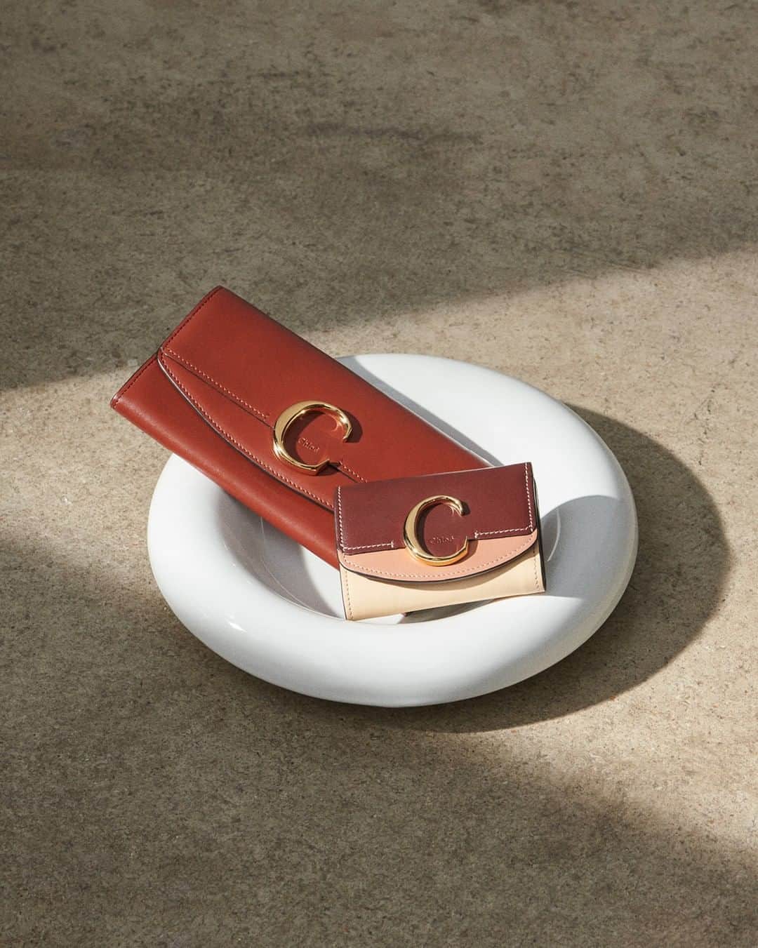Chloéさんのインスタグラム写真 - (ChloéInstagram)「New Chloé C wallets in natural tones to complement the softer side of summer  Shop now in boutiques and on chloe.com  #CHLOE」6月26日 0時00分 - chloe