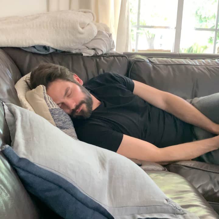 ブラント・ドーハティのインスタグラム：「Knuckles and I fell asleep together on the couch and somehow I put him in a headlock? Why do I do the weirdest things when I’m sleeping 😂 this video kills me」