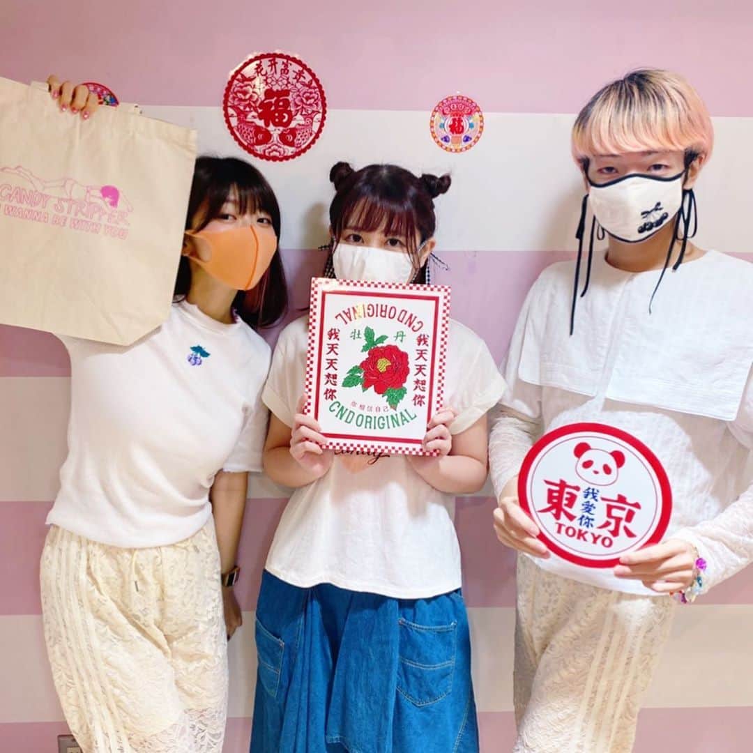 ぱいぱいでか美のインスタグラム：「だーーーいすきなCandy Stripperの展示会へお邪魔しました❤︎ ꙳ #candystripper #exhibition #絵恋ちゃん #ゆっきゅん ꙳ 3人でCandyの展示会行きましたー！ 服が好きという気持ちを完全に思い出しちゃったよね…… 今回も可愛くてツボなアイテムいっぱいで 未来の自分へ夢を与えてんだ…と言い聞かせて ワンピースとかつけてきました☻ yoshieさん @candy_yoshie が作るお洋服が好きすぎる(T . T)最近めっちゃ着てるこのチェリー刺繍のトップスもCandyです！ またちゃんと載せよーっと。 レースのラインパンツもCandy！ 前回の展示会はゆっきゅんとは別で行ったのに たまたま同じのつけてたっていう。笑 最初集合したとき同じパンツ履いてんの面白かったね。笑 で、絵恋ちゃんを挟んで歩いて 完全にホワイトガーディアンズでした。」