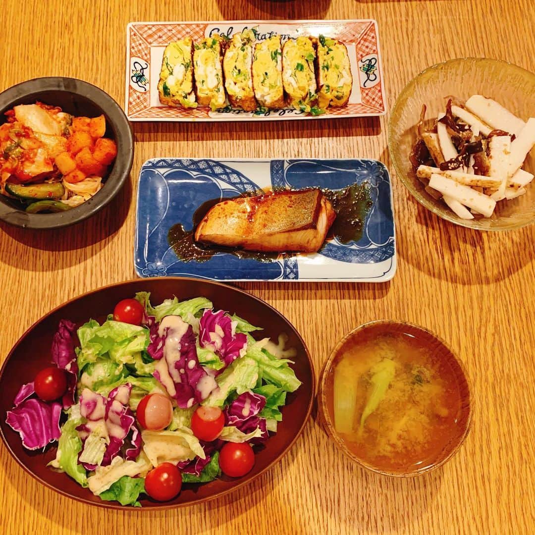 浜口順子さんのインスタグラム写真 - (浜口順子Instagram)「今夜の　#パニックキッチン　どぅえす💕 なんかワンパターンやな🧐 ほぼ照り焼きに近い煮魚、 だしまきたまご、 山芋ときくらげのポン酢和え、 キムチ盛り合わせ、 サラダ🥗とお味噌汁。 こんな感じ。」6月26日 0時03分 - hamaguchijunko