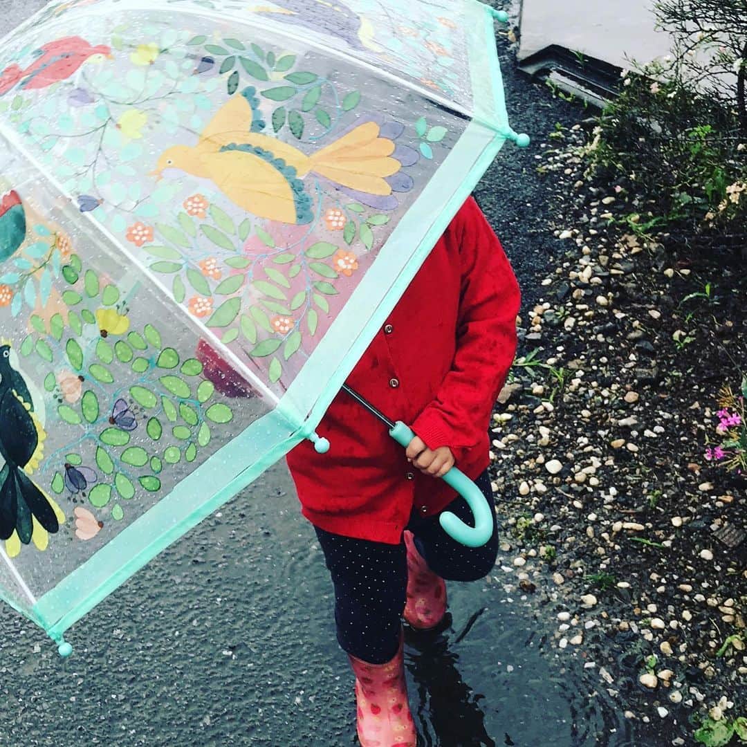 佐藤康恵さんのインスタグラム写真 - (佐藤康恵Instagram)「お気に入りの傘☂️(^^)を一所懸命に持つ娘👧 傘も重くて持てない、なんて。 みんなにもそんな時があったんだよね。 子育てしていると、毎日のふとした、ちょっとした発見が沢山あって楽しい💖 晴れた日にだって☀️長靴履きたくなっちゃう子ども心も💦あ〜まいっか❣️ 水たまりをビッチャビチャにして歩く2人👶🧒。 毎日、なんかしらのケンカして、ママ（私）に怒られて💦 笑ったり、怒ったり、、、困っちゃうけど、寝顔は天使❤️ 今日もいっぱい怒ったりしてごめんね。大好きだよ❤️ #umbrella #favorite #yasuesato #model #japaneseactress #singer #佐藤康恵 #二児の母 #mama #love」6月26日 0時04分 - yasuesato.official