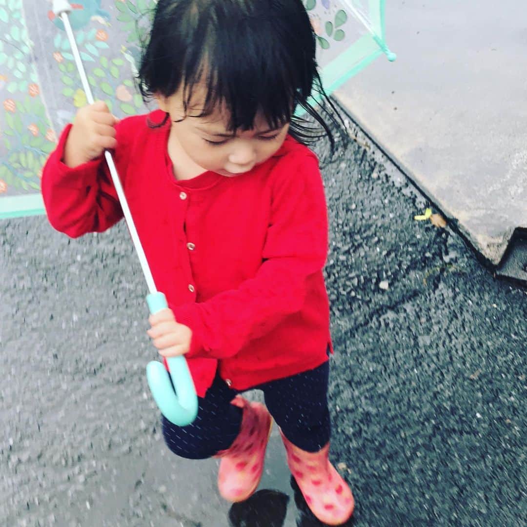 佐藤康恵のインスタグラム：「お気に入りの傘☂️(^^)を一所懸命に持つ娘👧 傘も重くて持てない、なんて。 みんなにもそんな時があったんだよね。 子育てしていると、毎日のふとした、ちょっとした発見が沢山あって楽しい💖 晴れた日にだって☀️長靴履きたくなっちゃう子ども心も💦あ〜まいっか❣️ 水たまりをビッチャビチャにして歩く2人👶🧒。 毎日、なんかしらのケンカして、ママ（私）に怒られて💦 笑ったり、怒ったり、、、困っちゃうけど、寝顔は天使❤️ 今日もいっぱい怒ったりしてごめんね。大好きだよ❤️ #umbrella #favorite #yasuesato #model #japaneseactress #singer #佐藤康恵 #二児の母 #mama #love」