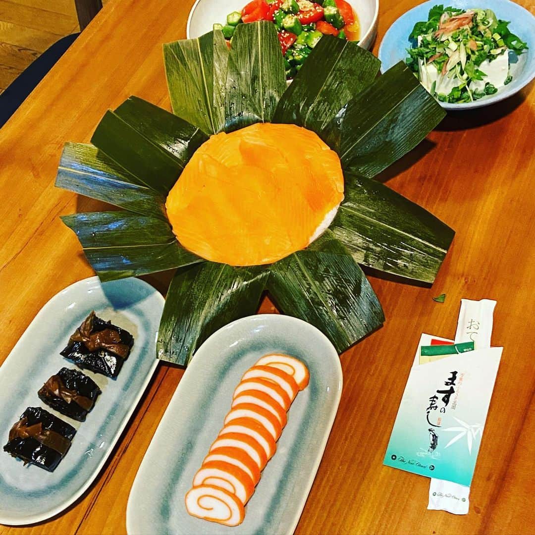 カワハラユキコさんのインスタグラム写真 - (カワハラユキコInstagram)「【富山の鱒の寿司/Trout sushi of Toyama】 🇯🇵 実家から鱒の寿司＆富山の幸セット届いたよー！久々に堪能。 🇯🇵 Trout sushi is a traditional famous sushi of my home town,Toyama.Local people eat this in a very interesting way.My parents in Toyama sent me this one. 🇯🇵 #富山 #寿司 #鱒寿司 #ます寿司  #食べ物グラム  #食べ物イラスト  #フードイラスト #食いしん坊 #旅ごはん #foodie #sushi #sushilovers 🇯🇵 私のヘタレ英語が間違ってるときも教えてくださいませ🙇」6月26日 0時04分 - yukky_kkk