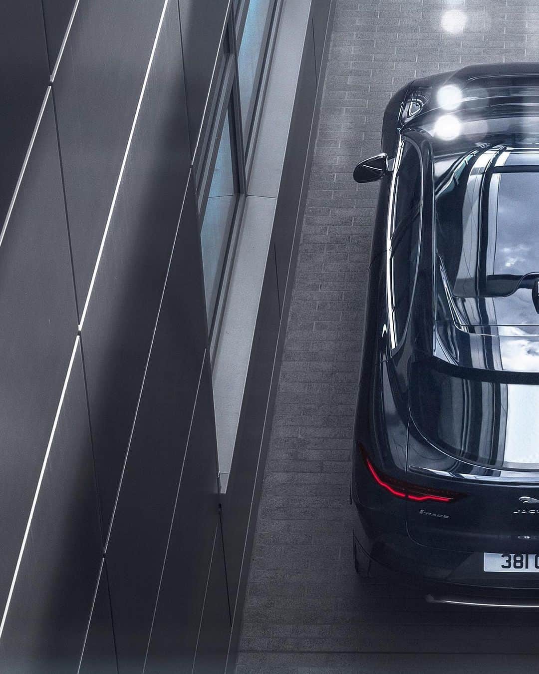 Jaguarさんのインスタグラム写真 - (JaguarInstagram)「#PiviPro, the new #Jaguar #IPACE navigation system, cuts the steps required to set a destination by half. Customers can now pan and zoom in and out of maps with a pinch of the fingers, just as with a smartphone.  #Electric #EV #Premium #Luxury #Performance #SUV #AWD #ElectricCars #Technology #CarsofInstagram」6月26日 0時06分 - jaguar