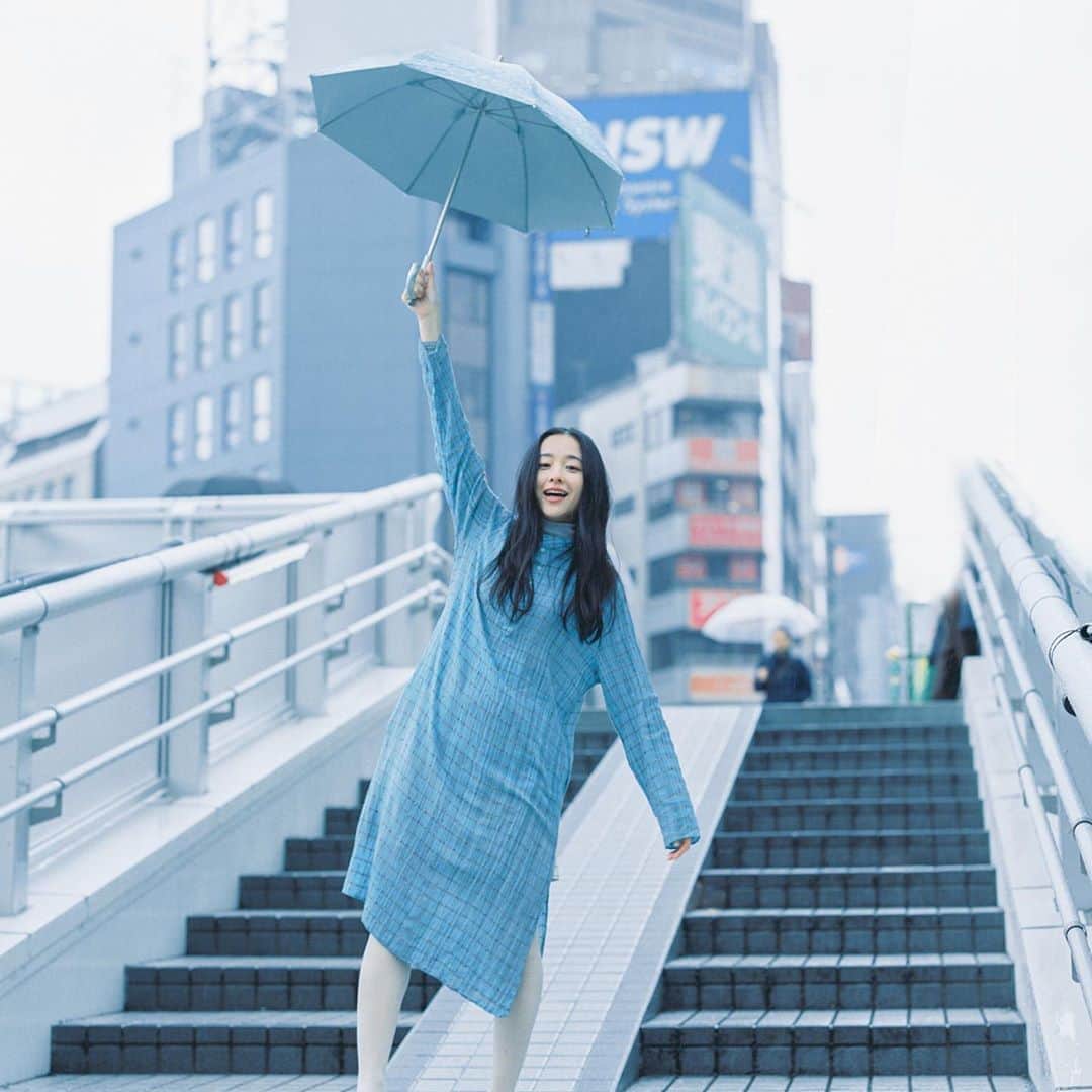 濱田英明のインスタグラム：「@mayuhotta, 2020 #pentax67」