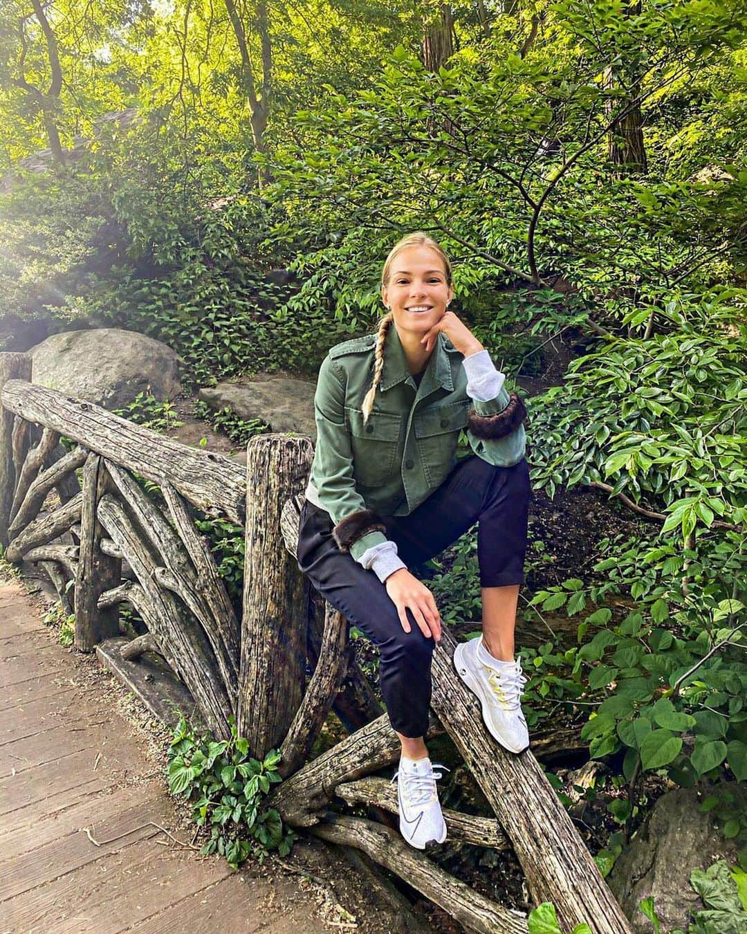 ダリヤ・クリシナさんのインスタグラム写真 - (ダリヤ・クリシナInstagram)「What a beautiful scenery it was. I love walks in the woods and parks 🌲☀️ How about you?  Do you prefer a walk in the nature or a stroll in the city? ⠀ Какая красота вокруг🌲☀️ Пребывание на природе и любование ее красотами улучшает здоровье, концентрацию внимания и настроение 😄  А вы любите проводить время на природе или предпочитаете прогулки по городу? ⤵️ ⠀ #природа #daryaklishina #naturelover #beautifulday #nature」6月26日 0時10分 - dariaklishina