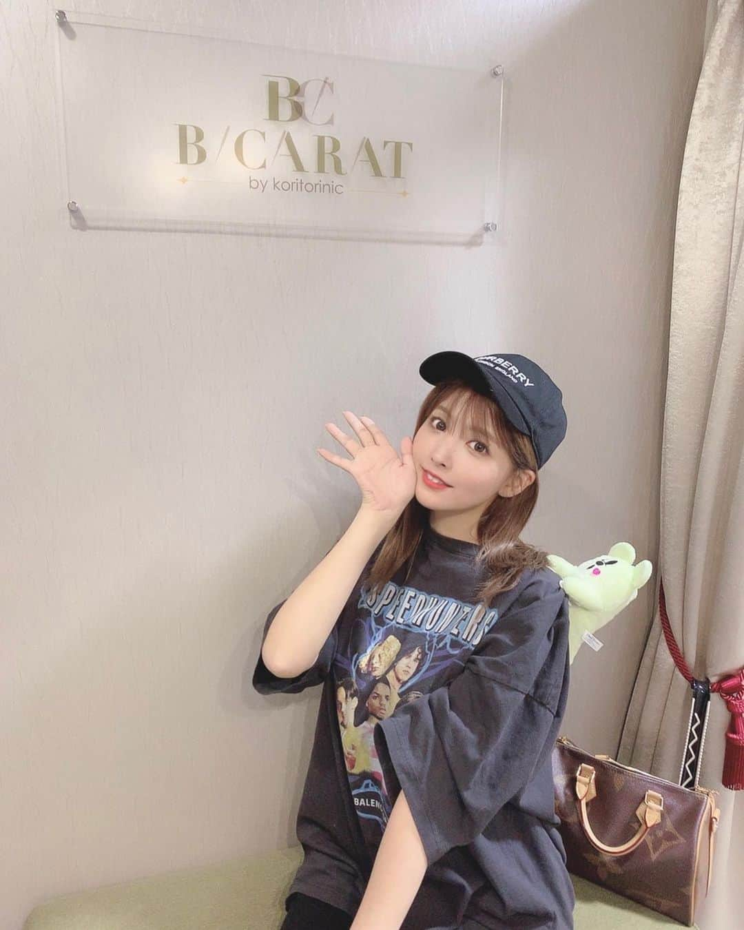 三上悠亜さんのインスタグラム写真 - (三上悠亜Instagram)「久しぶりに﻿ @b_carat.bykoritorinic さんで﻿ 美容鍼してきました🦔﻿ ﻿ ちょっと肌が荒れ気味で困ってたけど﻿ めちゃくちゃ改善されたの！！﻿ 1日で！！すごい！！﻿ ﻿ 顔と全身に鍼をさしてもらいました☺️﻿ ﻿ 口角が上がりやすくなって笑いやすくなった☺️﻿ ﻿ ﻿ @sugizakikenya﻿ #金髪院長 #杉崎先生﻿ #きゅきゅっと美容鍼﻿ @b_carat.bykoritorinic﻿ #BCARAT #美容鍼 #美容」6月26日 0時12分 - yua_mikami