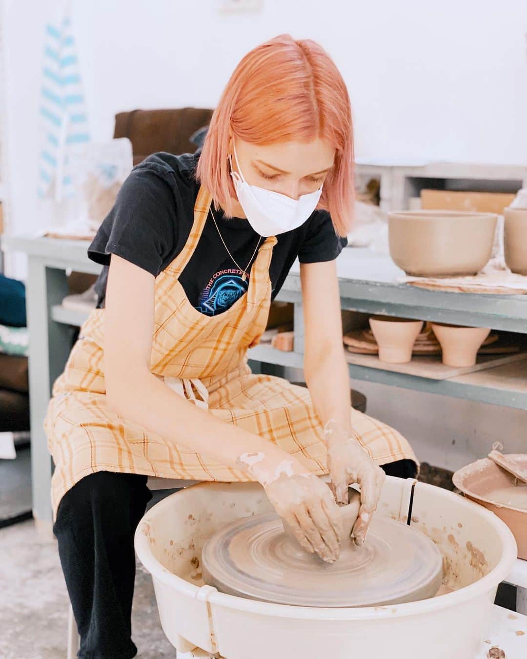 ステファニー・ミチョヴァのインスタグラム：「New Hobby: Pottery 제 취미는 도자기입니다 🥰 Have you gotten into a new hobby recently?  요즘은 새로운 것을 배워요?」