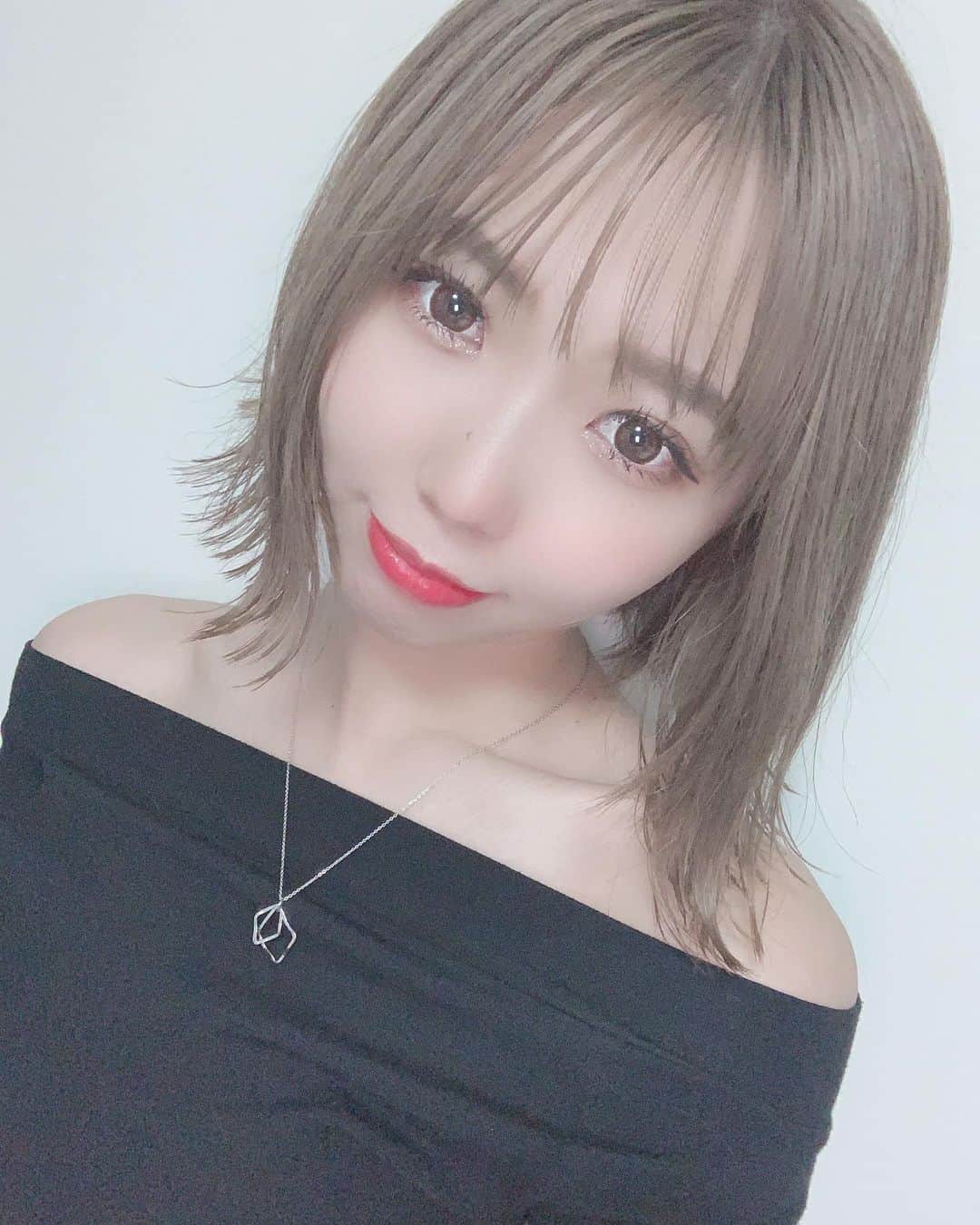 桑名利瑠のインスタグラム：「. . . この季節は、オフショルがいっぱい着れるー！！ ここ2ヶ月ぐらいで、めっちゃフォロワーさん増えて嬉しいです☺️❤︎ありがとう。。 . . . #fashion #followｍe #followforfollowback #selfie #selca #makeup #make #outfit #outfitoftheday #l4l #instafashion #instalike #instagood #instapic #photooftheday #photo #japan #happy #オフショル #ショートボブ #グレージュ #도쿄 #아이돌 #모델 #패션 #아티스트 #화장품 #emoda #おうち時間 #鎖骨」