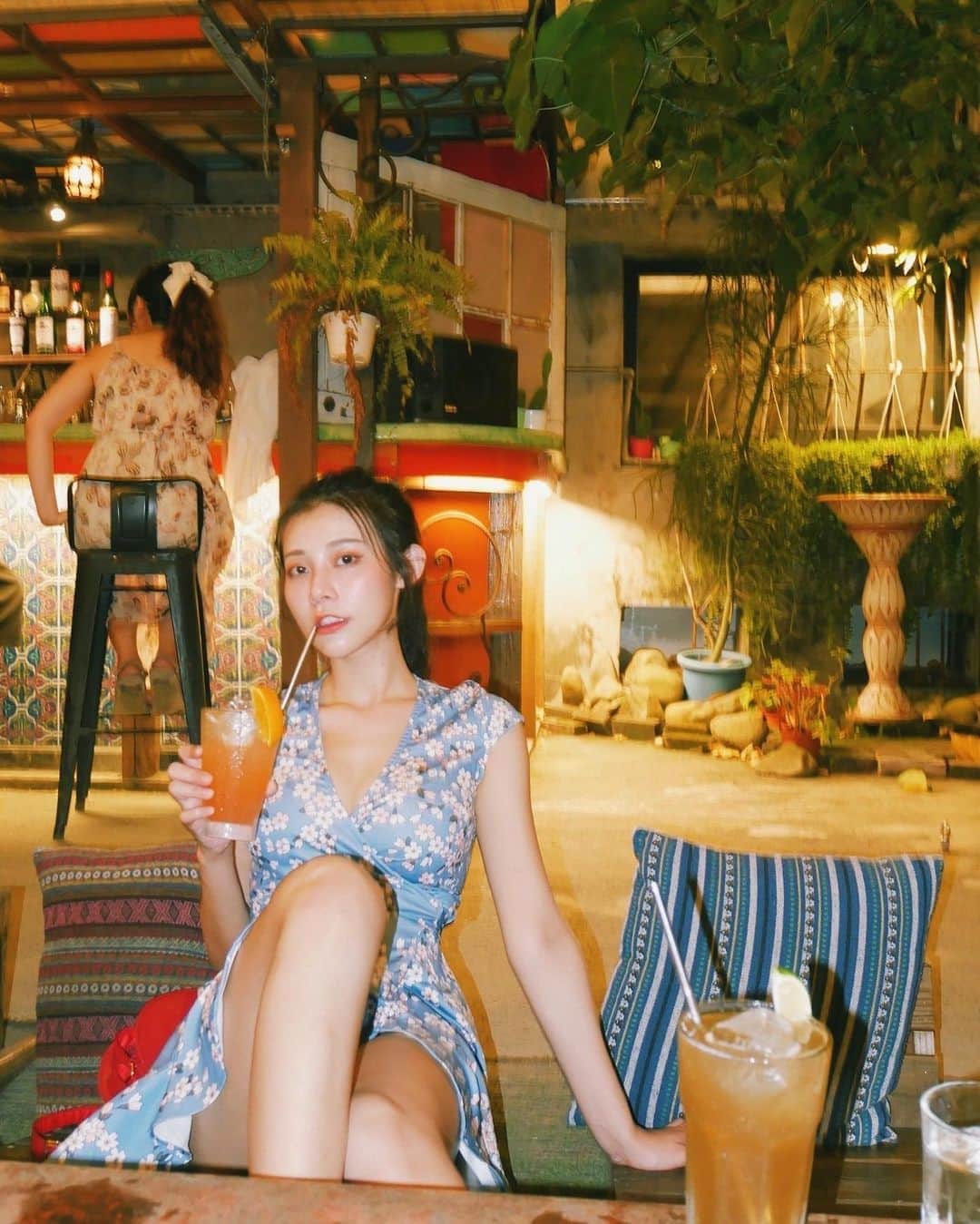 張香香のインスタグラム：「聽說今天墾丁爆炸多人😳 還好我們回來了😛 但人多也有人多的熱鬧啦😆 祝大家連假愉快✌🏻」