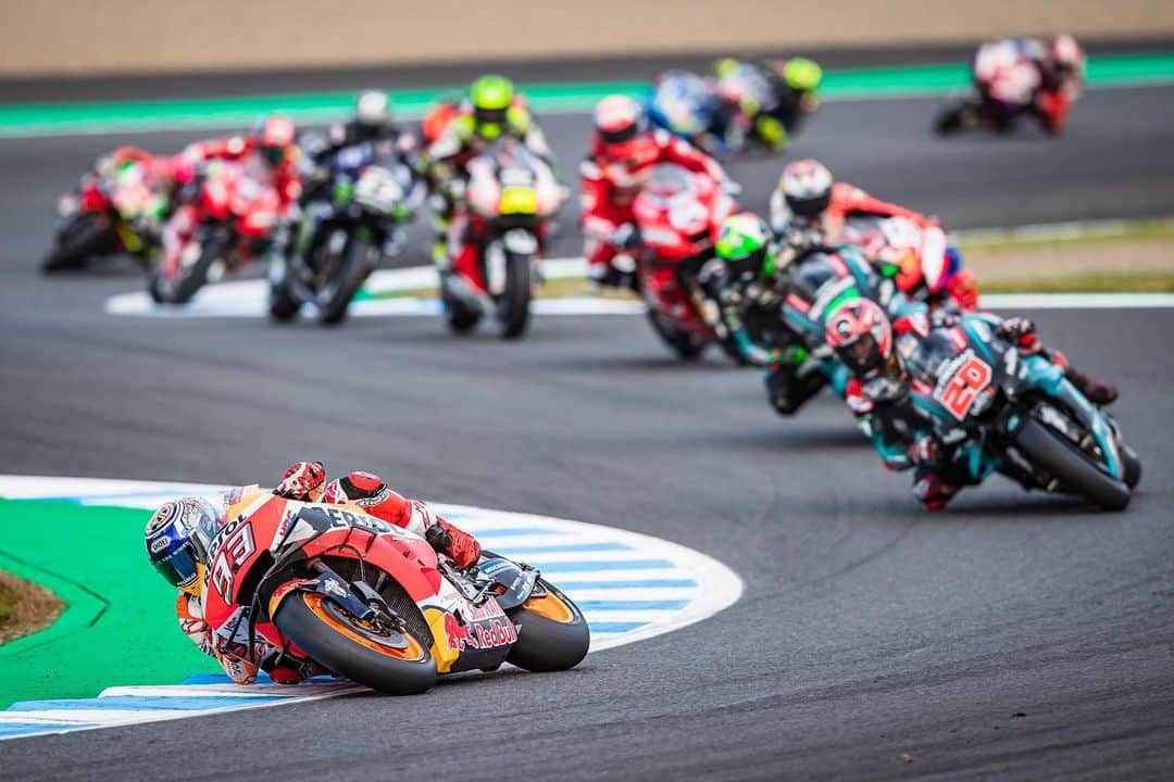 レプソル・ホンダのインスタグラム：「#ThrowbackThursday - Through the Lens - @polarityphoto ⠀⠀⠀⠀⠀⠀⠀⠀⠀ “My favourite race shot from 2019, taken at Motegi on an overcast and gloomy day. It was captured towards the end of lap 1 where Marc had already started to ease out a gap from the chasing pack. I had spotted this corner during the Saturday practice and thought to myself "that would make a good race shot!", so I tested it out during the Moto3 race to see how it looked and to decide what angle worked best before doing it for real when the MotoGP riders hit the track. It was a gamble to head to this position so early on in the race, potentially missing out on some of the more typical Sunday shots, but I thought it would be worth the risk. Thankfully, the final shot worked well with 13 bikes in the frame and Marc at full lean angle before powering out and on to the start finish line.” 1/1250 sec  f/3.5  400mm  ISO 320」