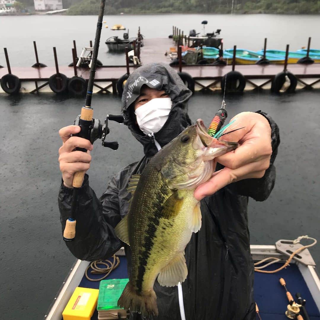井手大介のインスタグラム：「よっしゃー！自粛明け今年初めてのバス釣りで釣ったぜ！なにが嬉しいって自分がプロデュースした相模屋オリジナルカラーの808POP XとパープルレインPOP MAXで釣れたこと。トップウォーターで結果出したぜ！土砂降りの芦ノ湖最高でした。よく釣れた！」