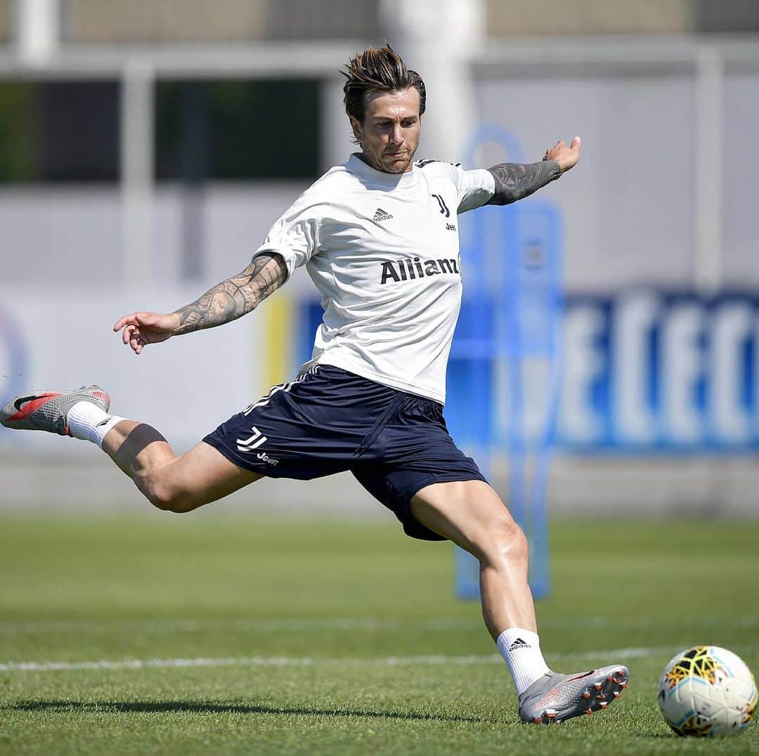 フェデリコ・ベルナルデスキのインスタグラム：「Loading 💪 #TrainingHard #FinoAllaFine #ForzaJuve」