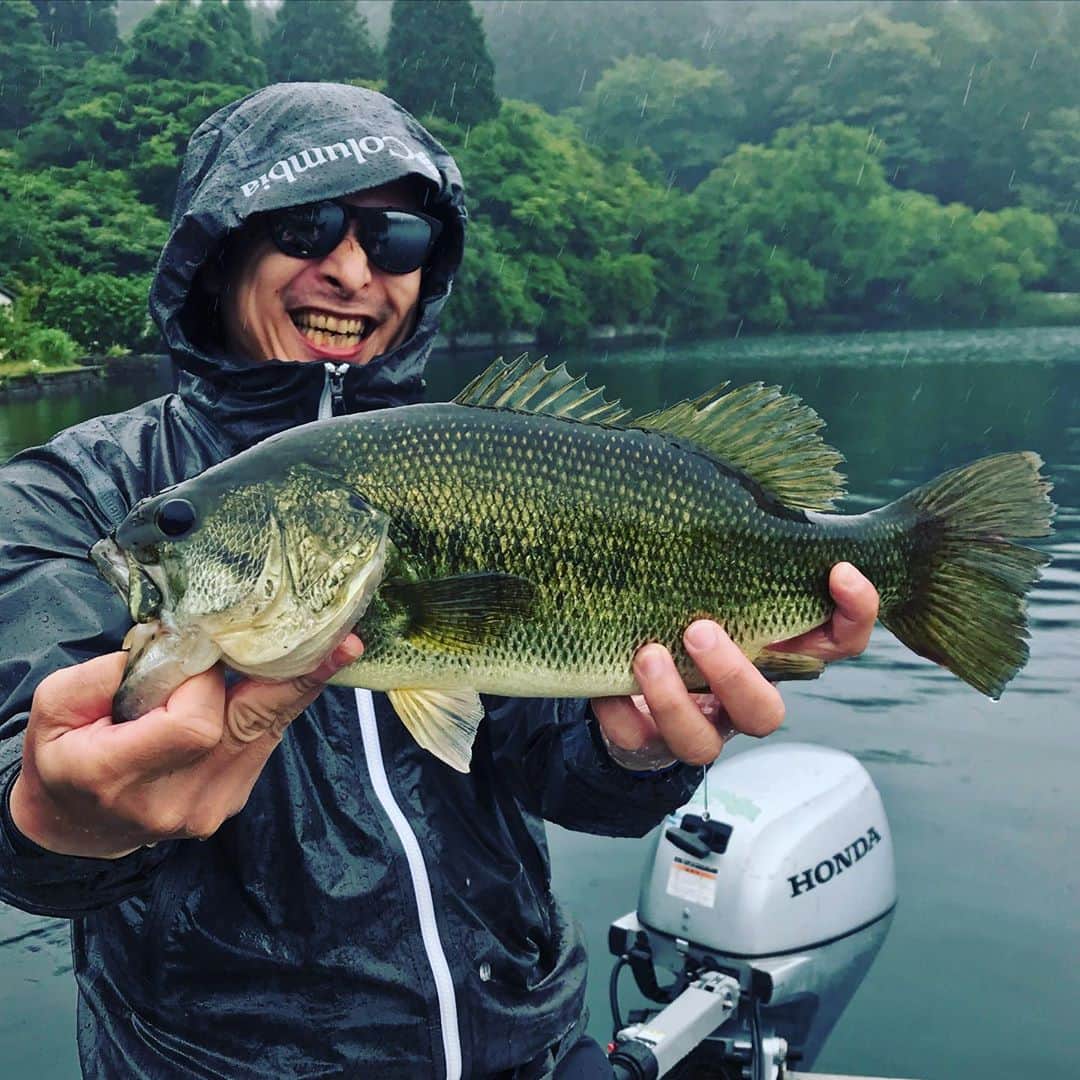 井手大介のインスタグラム：「そして出た！超久しぶりに大きいバス釣った！46センチ。嬉しすぎ。#芦ノ湖　#バス釣り」