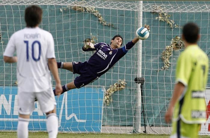 ジョルディ・コディーナのインスタグラム：「#tbt #futbol @realmadridacademy ⚽️⚽️⚽️」