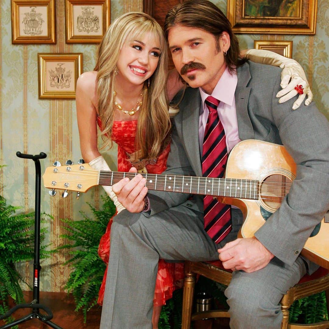 E! Onlineさんのインスタグラム写真 - (E! OnlineInstagram)「Someone found a major plot hole in the Miley Stewart/Hannah Montana world and apparently you CAN'T get the best of both worlds. Link in our bio for the way Hannah Montana's dad could have ruined everything. (📷: DISNEY)」6月26日 0時47分 - enews