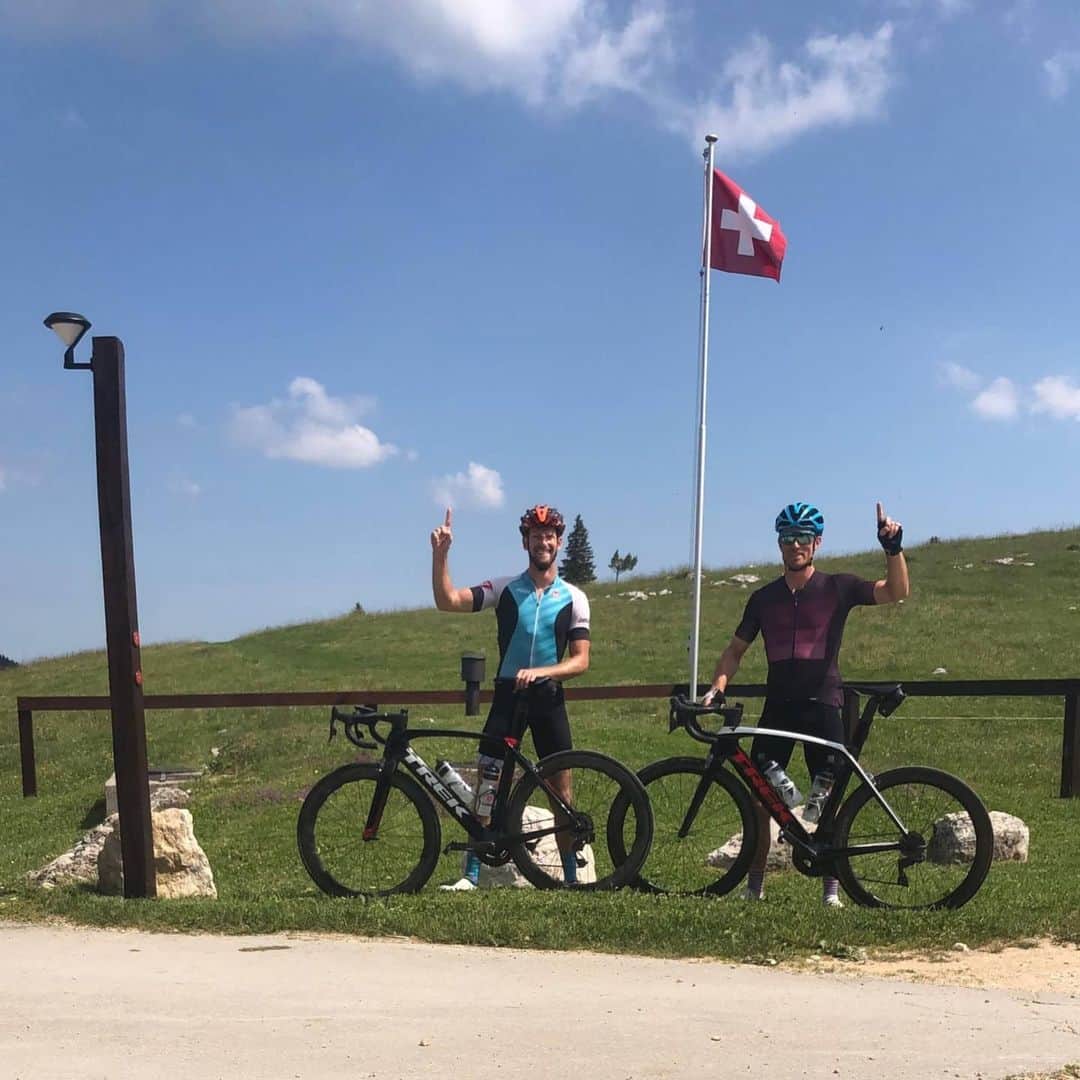 ロマン・グロージャンのインスタグラム：「Tour of the Jura by @dansimsy & myself.  We thought about it for a long time and did it today. One of the nicest ride I've ever done. Cherry on the cake, climbing the last hill with @kimkeedle (that brought us some haribos). Makes me realize how strong the pro riders are. Not sure I'm ready to do it for 3 weeks as they do during @letourdefrance  Now rest for our first @f1 race next week in Austria. #r8g #crazychallenge #fun #cycling」