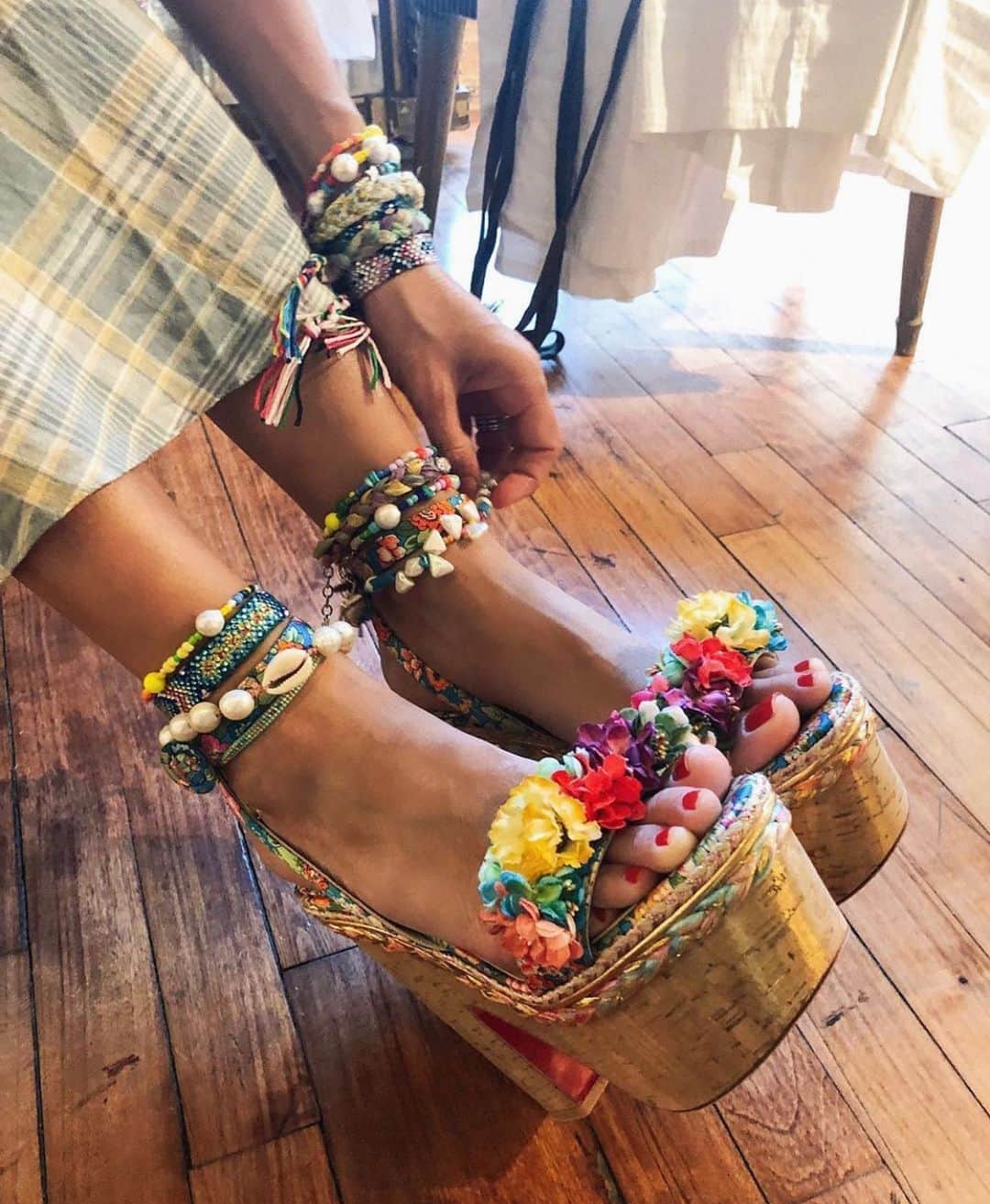 ダニジョーのインスタグラム：「Happy feet 😊」