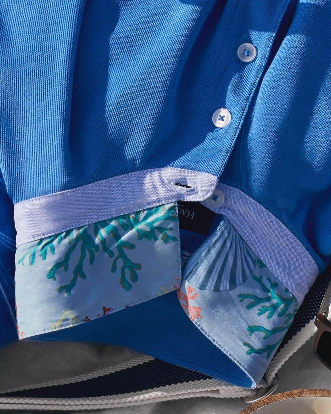 ハケットのインスタグラム：「The devil is in the detail, so pay attention to the twists that’ll make your outfits unique. We’ve got our eye on this coral-trimmed polo shirt, which is perfect for any summer occasion. #STAYHackett」