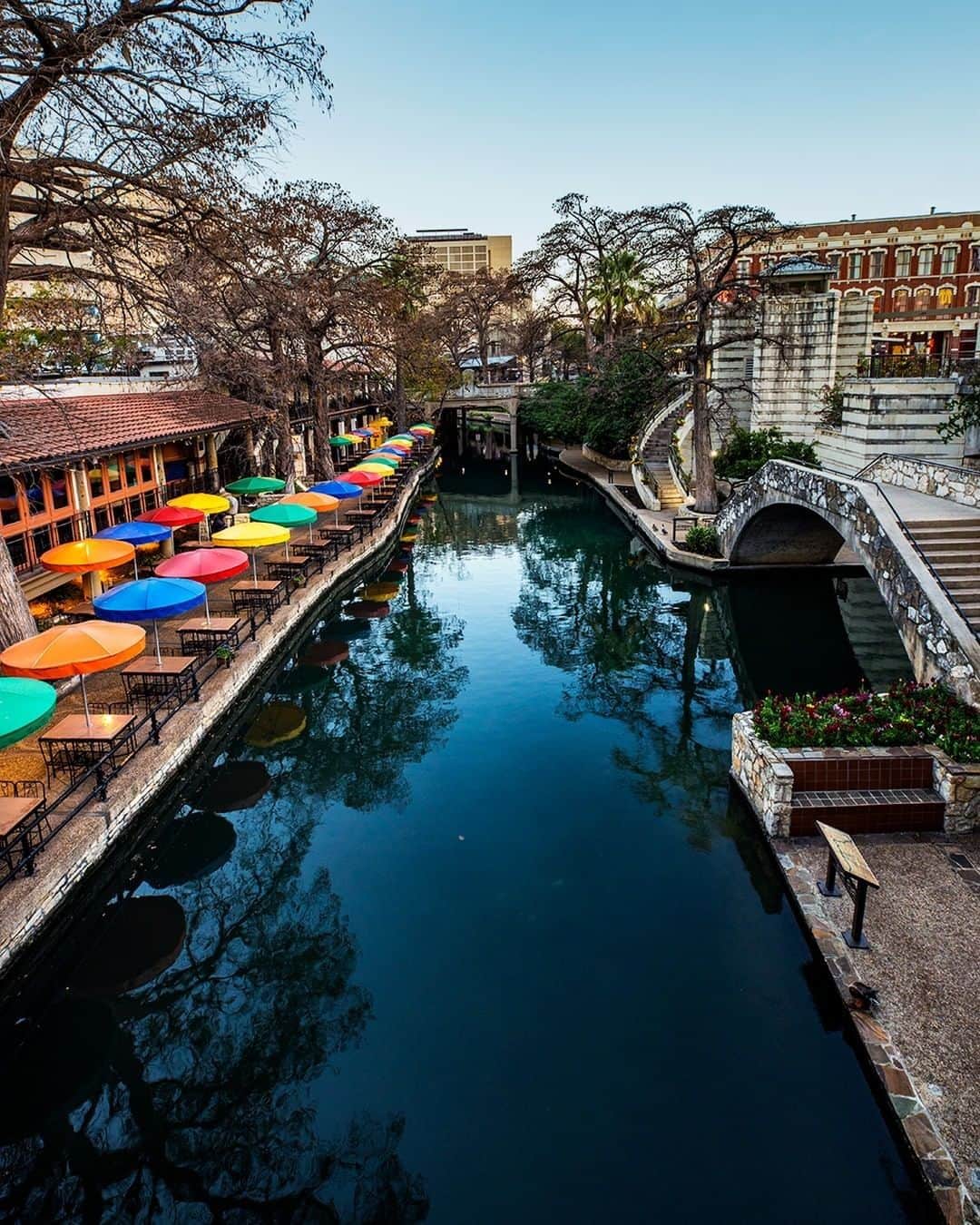 Visit The USAさんのインスタグラム写真 - (Visit The USAInstagram)「Take a peaceful walk along #SanAntonio’s Riverwalk for the perfect mix of nature and city life! The walk leads you through multiple miles of downtown, so you can dine and explore the city all at your own pace. 📷: @travlinphoto #VisitTheUSA」6月26日 1時00分 - visittheusa