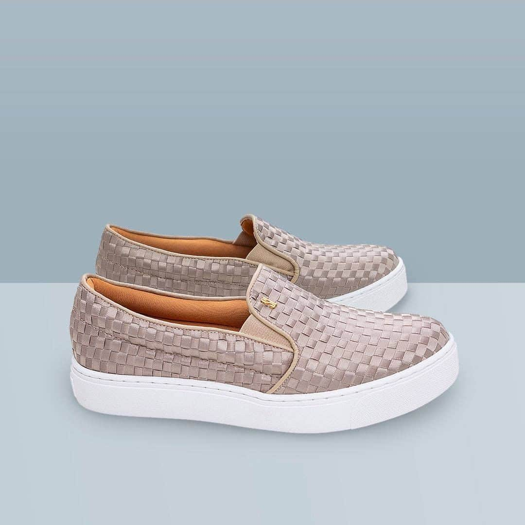 Santa Lollaさんのインスタグラム写真 - (Santa LollaInstagram)「O tradicional slip on ganhou uma versão "très chic" nessa temporada: o acabamento em tressê deixa o modelo mais sofisticado e charmoso. [ R$169,90 cada ] #santalollainv20 #sneakers #comfy #slipon #tresse」6月26日 1時00分 - santa_lolla