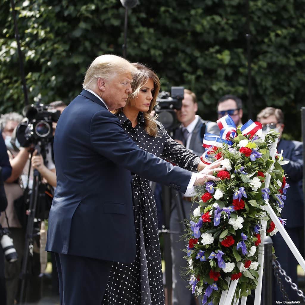 ABC Newsさんのインスタグラム写真 - (ABC NewsInstagram)「Pres. Donald Trump and First Lady Melania Trump participate in a wreath laying ceremony on the 70th anniversary of the Korean War Veterans Memorial in Washington, D.C.」6月26日 1時09分 - abcnews
