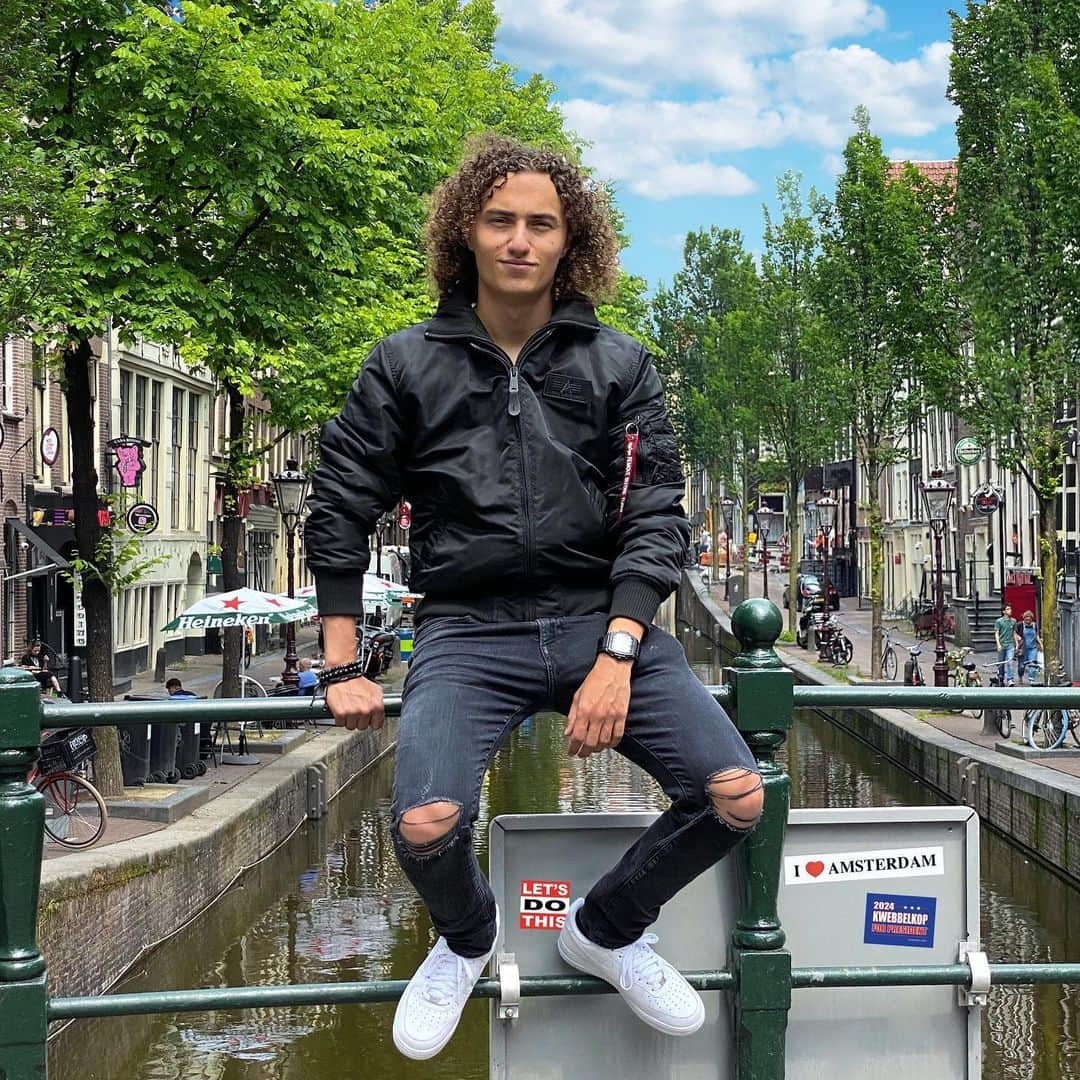 Kwebbelkopさんのインスタグラム写真 - (KwebbelkopInstagram)「Amsterdam is the best country in the world. I have lived in a few different countries and traveled to many places. There’s no place like it. Ran into a fan while we were out shooting. Happy to be able to take fan pics again. 🥰 #amsterdam」6月26日 1時01分 - kwebbelkop