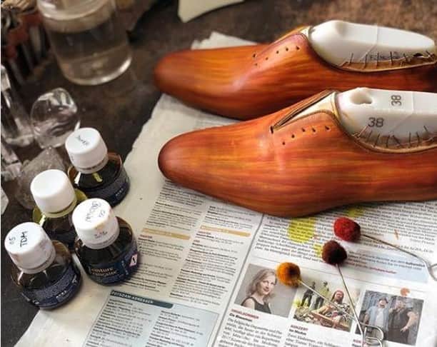 Saphirさんのインスタグラム写真 - (SaphirInstagram)「Wonders are made with the right products 😍 . On réalise des merveilles avec les bons produits à disposition 😍 . Photo : @saphir_india . .  #SaphirOfficial #Saphir #ShoeShine #ShoeShining #ShoeLovers #mensshoes #classicshoes #menswear #shoecare #shoelover #shoepolish #womensshoes #shoesaddict #mensfashion」6月26日 1時01分 - saphir_official