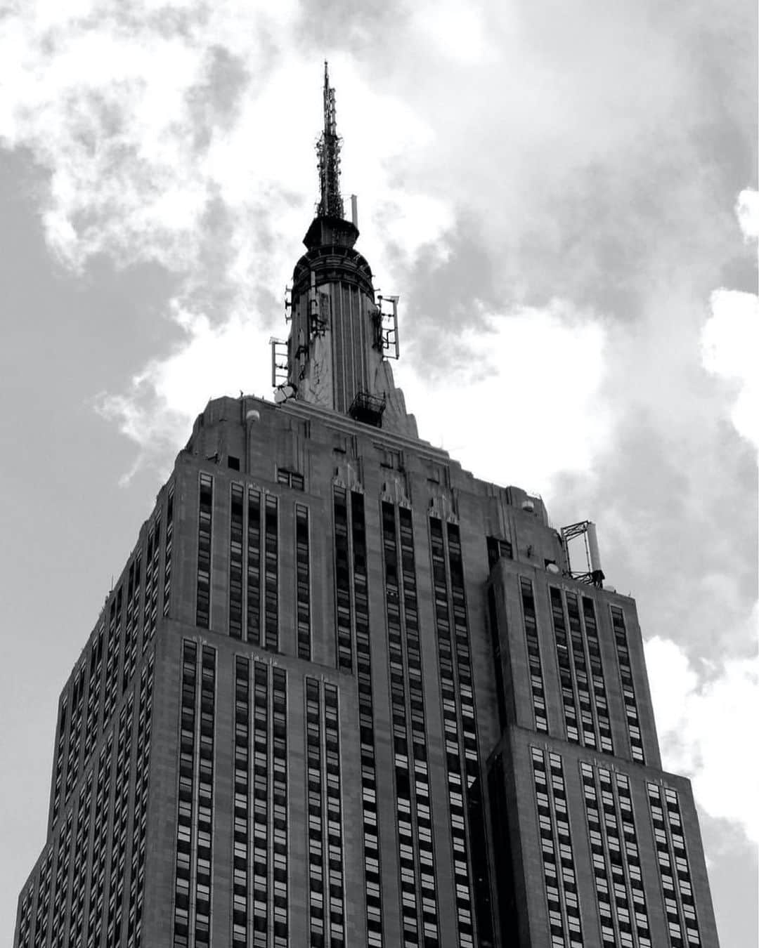 Empire State Buildingさんのインスタグラム写真 - (Empire State BuildingInstagram)「#GIVEAWAY – Have you ever drawn, painted or sculpted the #EmpireStateBuilding? This is your chance to win a $250 Amazon gift card PLUS a signed print of the drawing featured in this post (swipe right to see!) by @gregdinapoliart! ⠀⠀⠀⠀⠀⠀⠀⠀⠀⠀⠀⠀⠀⠀⠀⠀⠀⠀ TO ENTER: ⬇️ ① Follow us & @gregdinapoliart! ⭐️ ② Post your drawing, painting or sculpture to Instagram with the hashtag #ESBArtContest & tag @empirestatebldg ✍️ ⠀⠀⠀⠀⠀⠀⠀⠀⠀ *Public profiles only!* You can enter something you’ve created previously or create something new. Tap bio link for full rules. Contest ends July 2nd! ⠀⠀⠀⠀⠀⠀⠀⠀⠀⠀⠀⠀⠀⠀⠀⠀⠀⠀⠀⠀⠀⠀⠀⠀⠀⠀⠀⠀⠀⠀⠀⠀⠀⠀⠀⠀⠀⠀⠀⠀⠀⠀⠀⠀⠀⠀⠀⠀⠀⠀⠀⠀⠀⠀⠀⠀⠀⠀⠀⠀⠀⠀⠀⠀⠀⠀⠀⠀⠀⠀⠀⠀⠀⠀⠀⠀⠀⠀⠀⠀⠀⠀⠀⠀⠀⠀⠀⠀⠀⠀⠀⠀⠀⠀⠀⠀⠀⠀⠀⠀⠀⠀⠀⠀⠀⠀⠀⠀⠀⠀⠀⠀⠀⠀⠀⠀⠀⠀⠀⠀⠀⠀⠀⠀⠀⠀⠀⠀⠀⠀⠀⠀⠀⠀⠀⠀⠀⠀⠀⠀⠀⠀⠀⠀⠀⠀⠀⠀⠀⠀⠀⠀⠀⠀⠀⠀⠀⠀⠀⠀⠀⠀⠀⠀⠀⠀⠀⠀⠀⠀⠀⠀⠀⠀⠀⠀⠀⠀⠀⠀⠀⠀⠀⠀⠀⠀⠀⠀⠀⠀⠀⠀⠀⠀⠀⠀⠀⠀⠀⠀⠀⠀⠀⠀⠀⠀⠀⠀⠀⠀⠀⠀⠀⠀⠀⠀⠀⠀⠀⠀⠀⠀⠀⠀⠀⠀⠀⠀⠀⠀⠀⠀⠀⠀ This contest/giveaway is in no way sponsored, endorsed or administered, or associated with Instagram. This giveaway is sponsored by @empirestatebldg. The contest will run until 11:59PM EST 7/2/20. Entrants must follow @empirestatebldg & @gregdinapoliart. Giveaway is open only to residents 18+ years of age, of the 50 United States and District of Columbia. Tap bio link for official rules.」6月26日 1時02分 - empirestatebldg