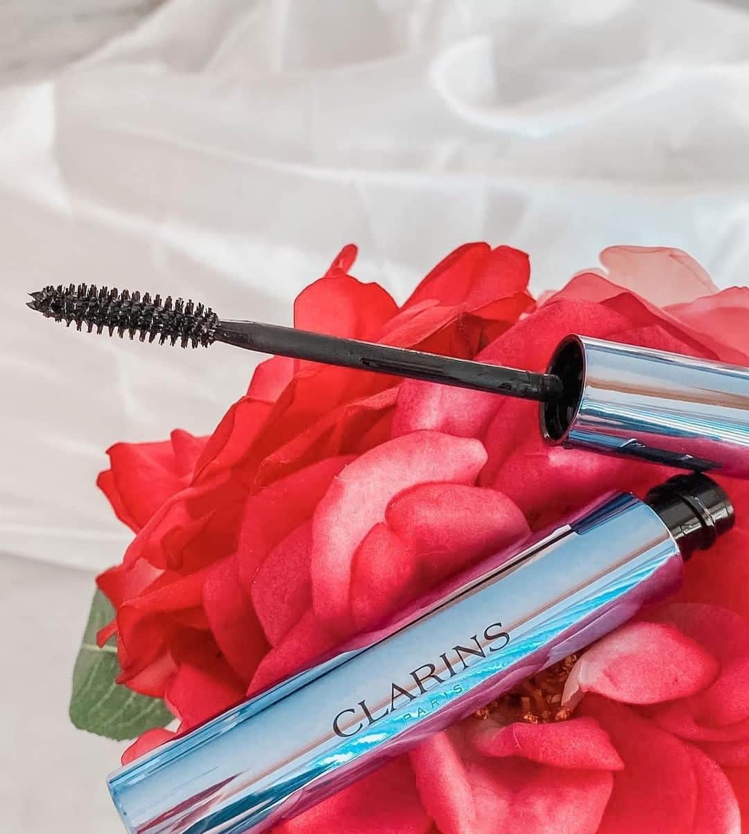 ClarinsUKさんのインスタグラム写真 - (ClarinsUKInstagram)「"The only make-up I do is mascara and I have found the perfect, long lasting, waterproof one" ❤️ @chanelogy  Have you tried our new Wonder Perfect 4D Waterproof?  #Clarins #ClarinsMakeUp #WonderPerfect4DWaterproof」6月26日 1時05分 - clarinsuk