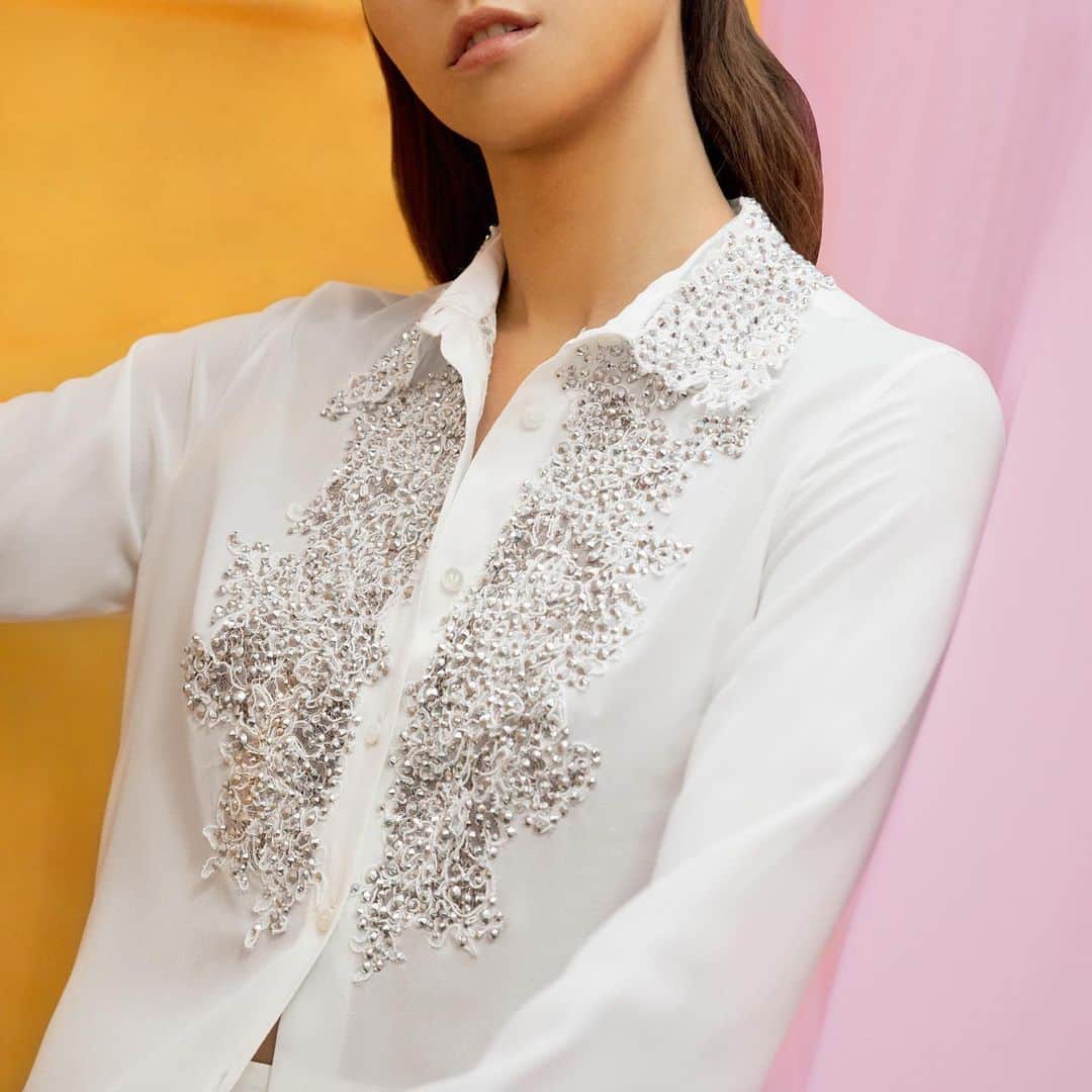 エルマンノシェルヴィーノさんのインスタグラム写真 - (エルマンノシェルヴィーノInstagram)「Shirt crafted from silk crêpe de Chine with lace and strass. . . #ermannoscervino #springsummercollection #ss20 #shirt #silk #lace #strass」6月26日 1時12分 - ermannoscervino