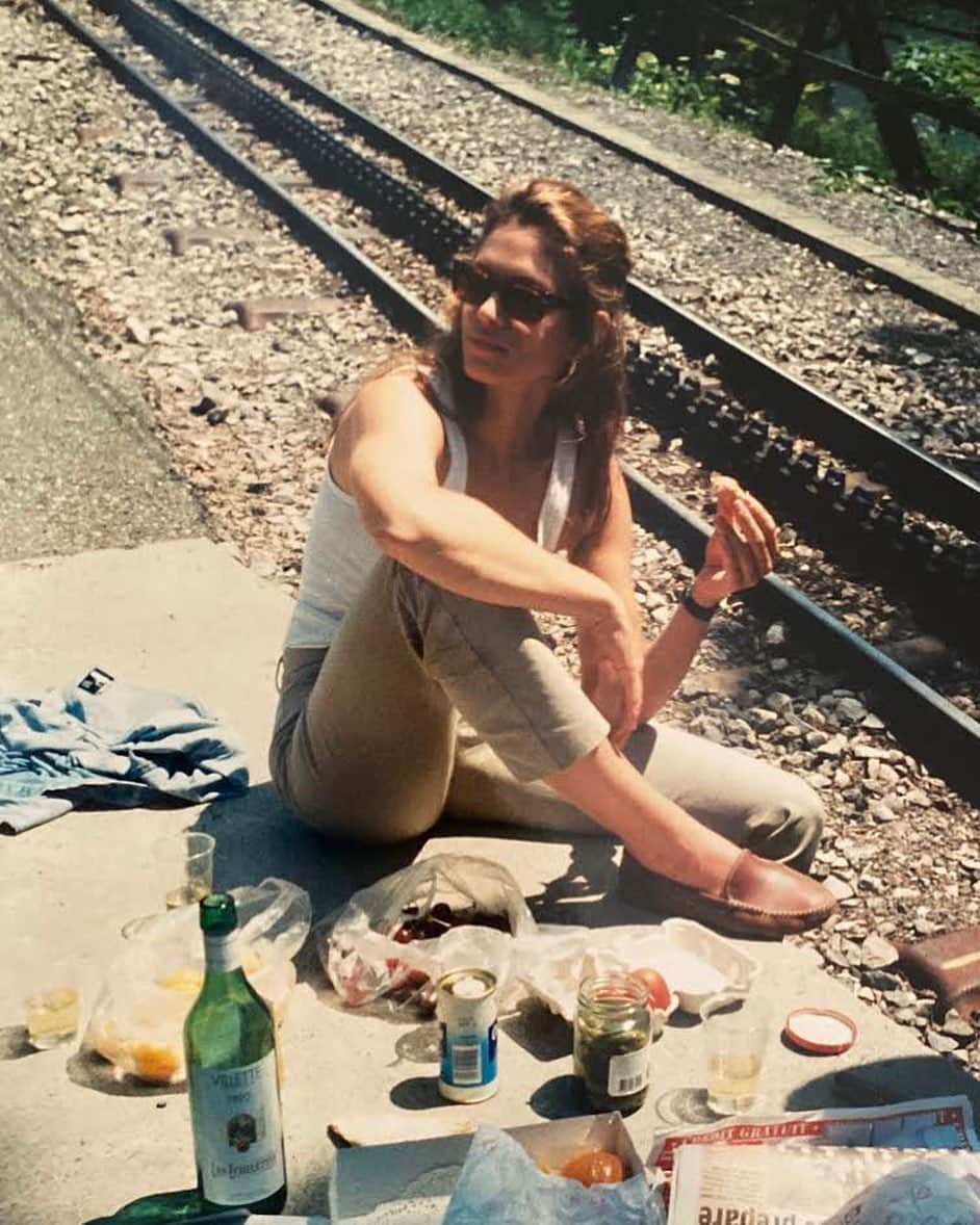 シンディ・クロフォードさんのインスタグラム写真 - (シンディ・クロフォードInstagram)「Commuter picnic 🚉 🍊#TBT」6月26日 1時26分 - cindycrawford