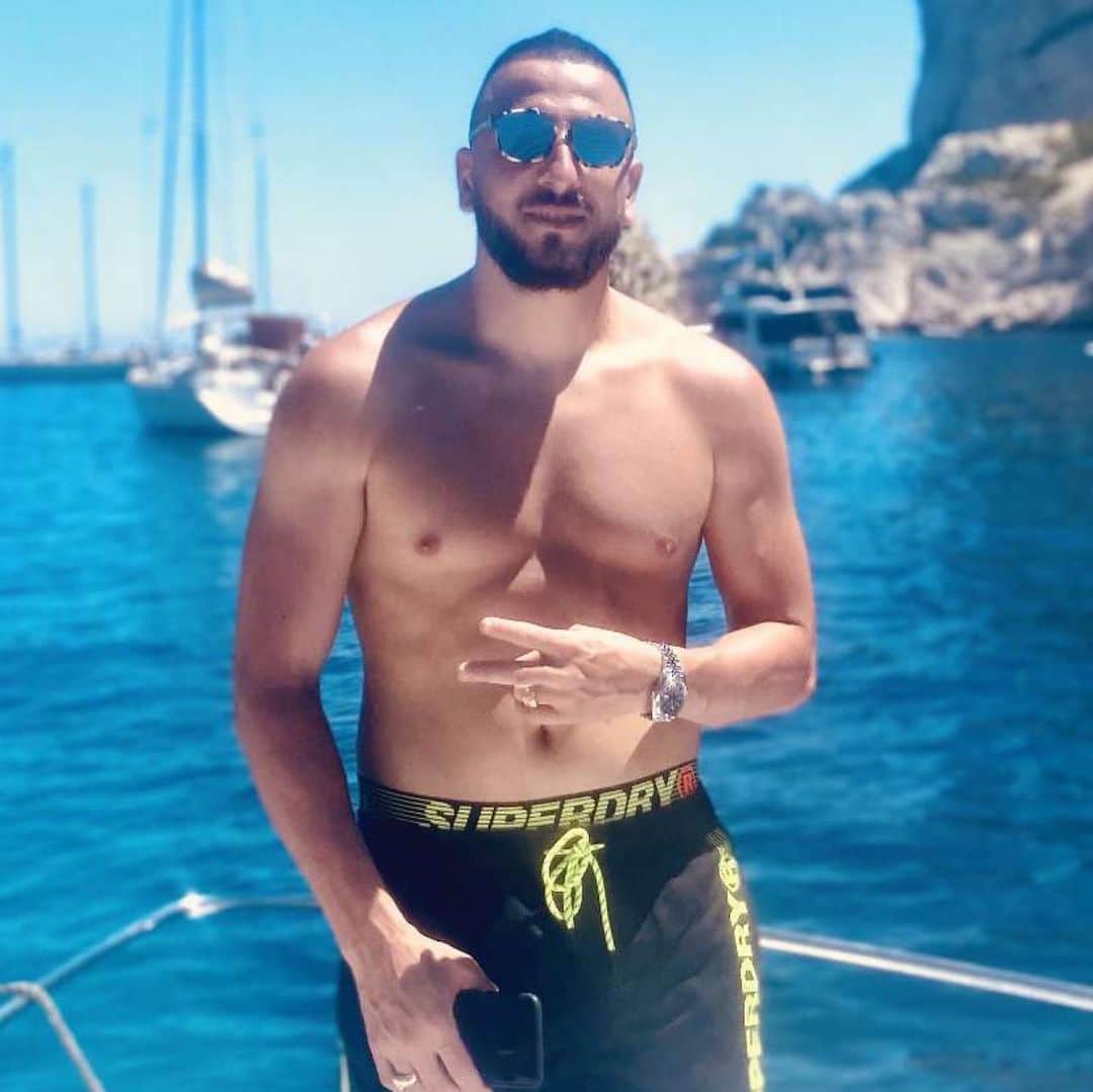 ナビル・ギラスのインスタグラム：「Journée bateau en famille 🚤❤️ ☀️ #calanquesdemarseille」