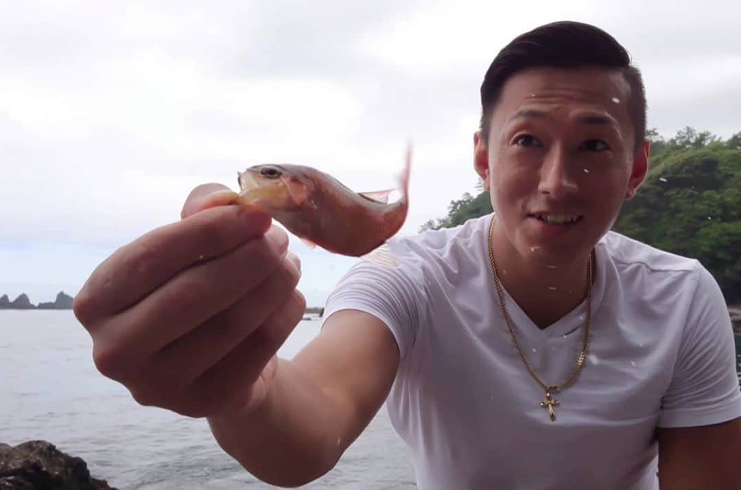 黒石高大のインスタグラム：「お魚さんを釣って その場で食べたYouTubeにあげたんでストーリーから飛んで見てください押忍 しかし寝れない 夜更かししちゃってるぜ ベットでガリガリくん食べながら撮りだめてるテレビ見よー #新鮮なお魚さんは #生が１番」