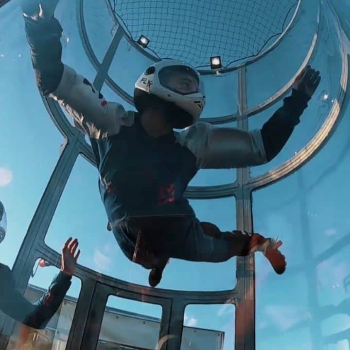 ベアトリーチェ・ヴィオのインスタグラム：「Verso l'infinito e oltre! 🚀😎 Dopo aver simulato la guida a bordo di un aereo @alitaliaofficial, ora ho provato anche a volare! Sono pronta a conquistare i cieli...🤟🏼 Look mom, I can fly! 🙌🏼」