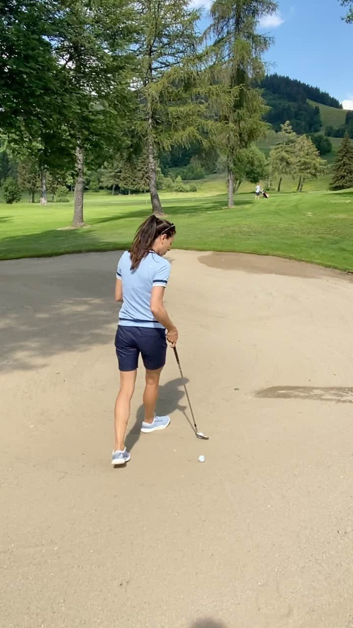 マリア・ベルチェノワのインスタグラム：「With a cocktail 🍹 in my hands and second bunker shots are relatively easy when you have right technique. But if bunker is not your friend -« stay out of it » 😂😂😂 or watch my video and tag your friends below who needs help with playing from the sand #golf #golfpractise #golflessons  #bunkergolf #bunkergolfswing #kjus #kjusgolf @golfdumontdarbois my ring: @philippe_guilhem_official」