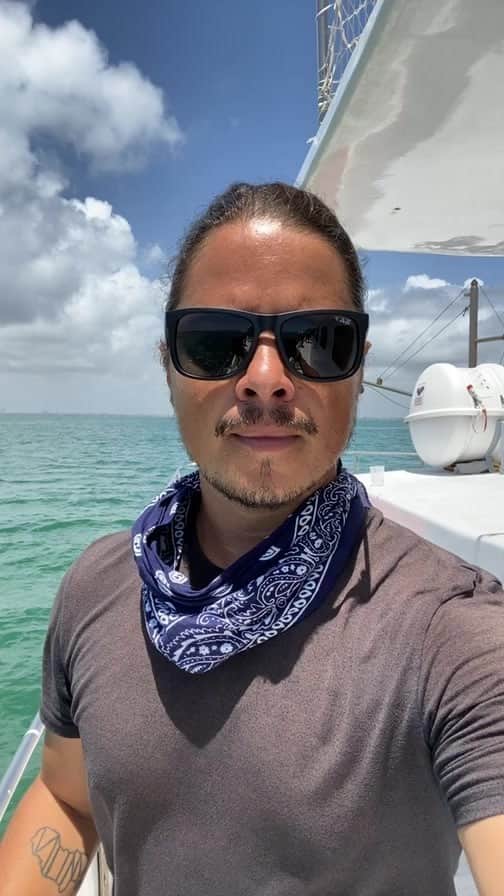のインスタグラム：「@filipe_deandrade joins the scientists of @field_school and @naturetrustoftheamericas in South Florida to capture, tag and release sharks. This ongoing research is helping us in preserving these important species and their critical habitat.」