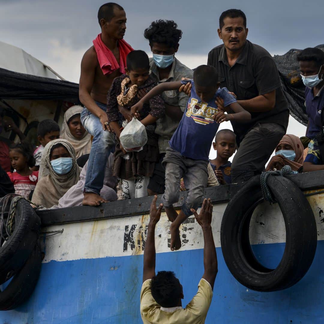 AFP通信さんのインスタグラム写真 - (AFP通信Instagram)「AFP Photo 📷 @mirroreye - Stranded Rohingya pulled to shore by sympathetic Indonesians -⁣ .⁣ Nearly 100 Rohingya asylum seekers stranded off the coast of Indonesia were pulled to shore Thursday by locals angered at the refusal of authorities to give them shelter over coronavirus fears.⁣ .⁣ Some 94 people from the persecuted Myanmar minority -- including 30 children -- were reportedly plucked from a rickety wooden boat by fishermen this week before being intercepted by maritime officials from Sumatra island who pulled them closer to shore.⁣ .⁣ But officials in Lhokseumawe city on Sumatra's northern coast refused to allow the group to land, citing coronavirus concerns.⁣ .⁣ Angry locals took matters into their own hands Thursday by jumping into boats Thursday which they used to pull the asylum seekers to shore.⁣ .⁣ Residents gathered on a local beach cheered the move, according to an AFP reporter on the scene.」6月26日 1時46分 - afpphoto