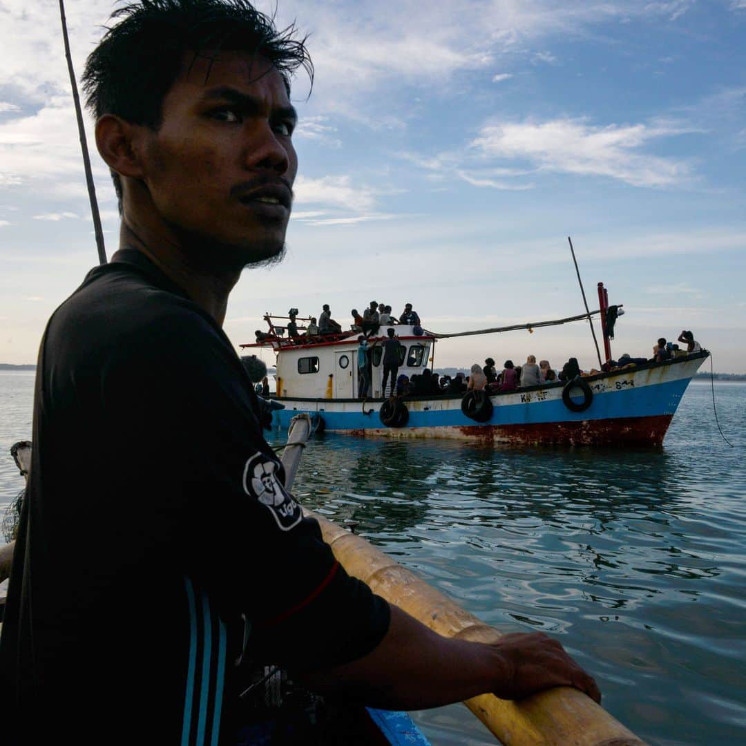 AFP通信さんのインスタグラム写真 - (AFP通信Instagram)「AFP Photo 📷 @mirroreye - Stranded Rohingya pulled to shore by sympathetic Indonesians -⁣ .⁣ Nearly 100 Rohingya asylum seekers stranded off the coast of Indonesia were pulled to shore Thursday by locals angered at the refusal of authorities to give them shelter over coronavirus fears.⁣ .⁣ Some 94 people from the persecuted Myanmar minority -- including 30 children -- were reportedly plucked from a rickety wooden boat by fishermen this week before being intercepted by maritime officials from Sumatra island who pulled them closer to shore.⁣ .⁣ But officials in Lhokseumawe city on Sumatra's northern coast refused to allow the group to land, citing coronavirus concerns.⁣ .⁣ Angry locals took matters into their own hands Thursday by jumping into boats Thursday which they used to pull the asylum seekers to shore.⁣ .⁣ Residents gathered on a local beach cheered the move, according to an AFP reporter on the scene.」6月26日 1時46分 - afpphoto