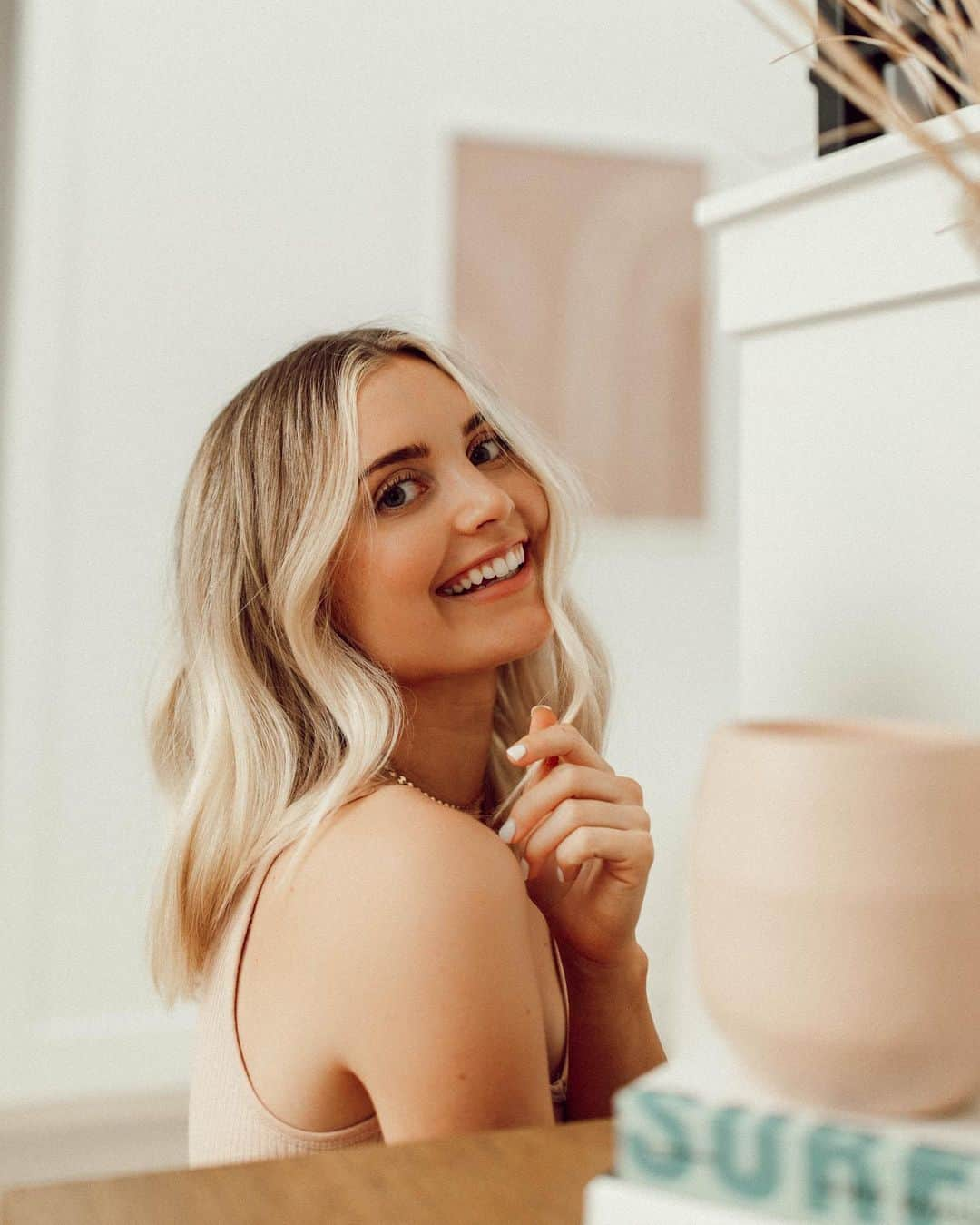 Aspyn Ovard Ferrisさんのインスタグラム写真 - (Aspyn Ovard FerrisInstagram)「I’ve been trying out the new @goldwellus DualSenses Color Revive conditioner the past few weeks to keep my blonde looking bright at home! It’s an easy way to maintain your hair color at home since its hard to get to a salon these days! 🤗 I just use it in the shower every other week or so, it comes in a range of shades and I have it linked on my story 💕 #goldwellUS #goldwellapprovedus #ad」6月26日 1時50分 - aspynovard