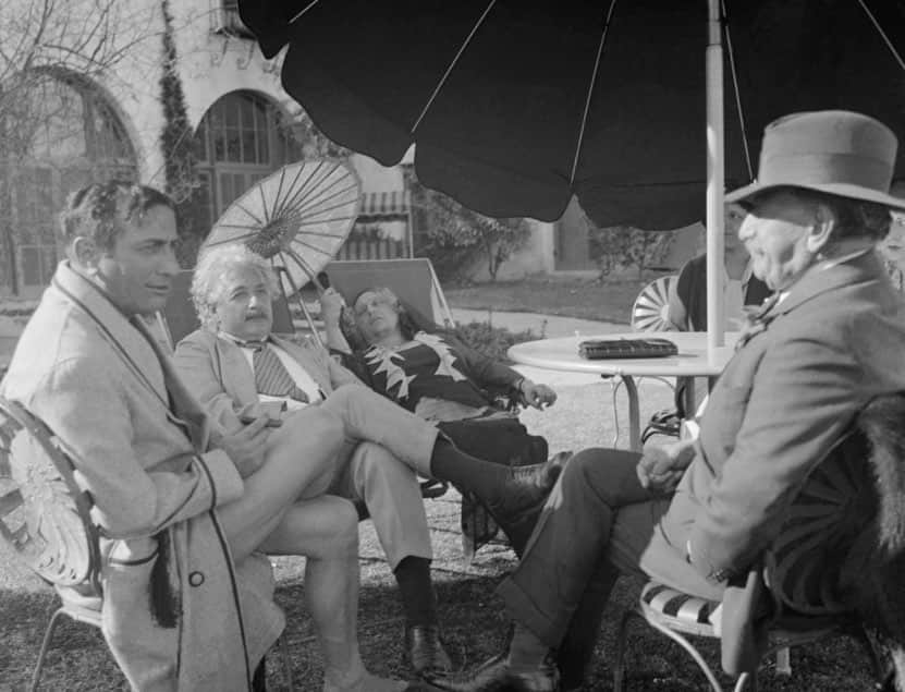 アルベルト・アインシュタインさんのインスタグラム写真 - (アルベルト・アインシュタインInstagram)「#ThrowbackThursday: In this 1933 photo, Albert Einstein sits with movie director Ernst Lubitsch (left) and New York City attorney Samuel Untermeyer while on vacation in Palm Springs. Einstein's wife, Elsa, reclines in the back.」6月26日 2時01分 - alberteinstein