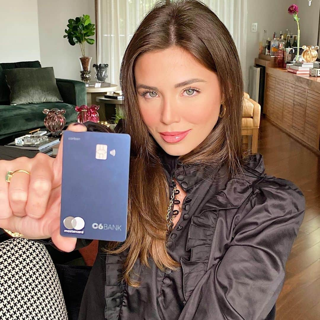 Mariana Sampaioさんのインスタグラム写真 - (Mariana SampaioInstagram)「Apaixonada pelo meu cartão C6 Carbon 💳 do @C6Bank! Primeiro porque apesar de ser um cartão black, você pode escolher entre várias cores. E escolhe até o nome que vem escrito nele! Além disso, você acumula 2,5 pontos a cada dólar gasto no crédito e esses pontos não expiram. Outra coisa que eu amei é que a gente abre a conta e faz tudo pelo app 📱, sem burocracia. E aí, gostou? Então me conta qual vai ser a cor do seu. #MeuCartãoC6 @C6Bank #publi」6月26日 7時28分 - mariana