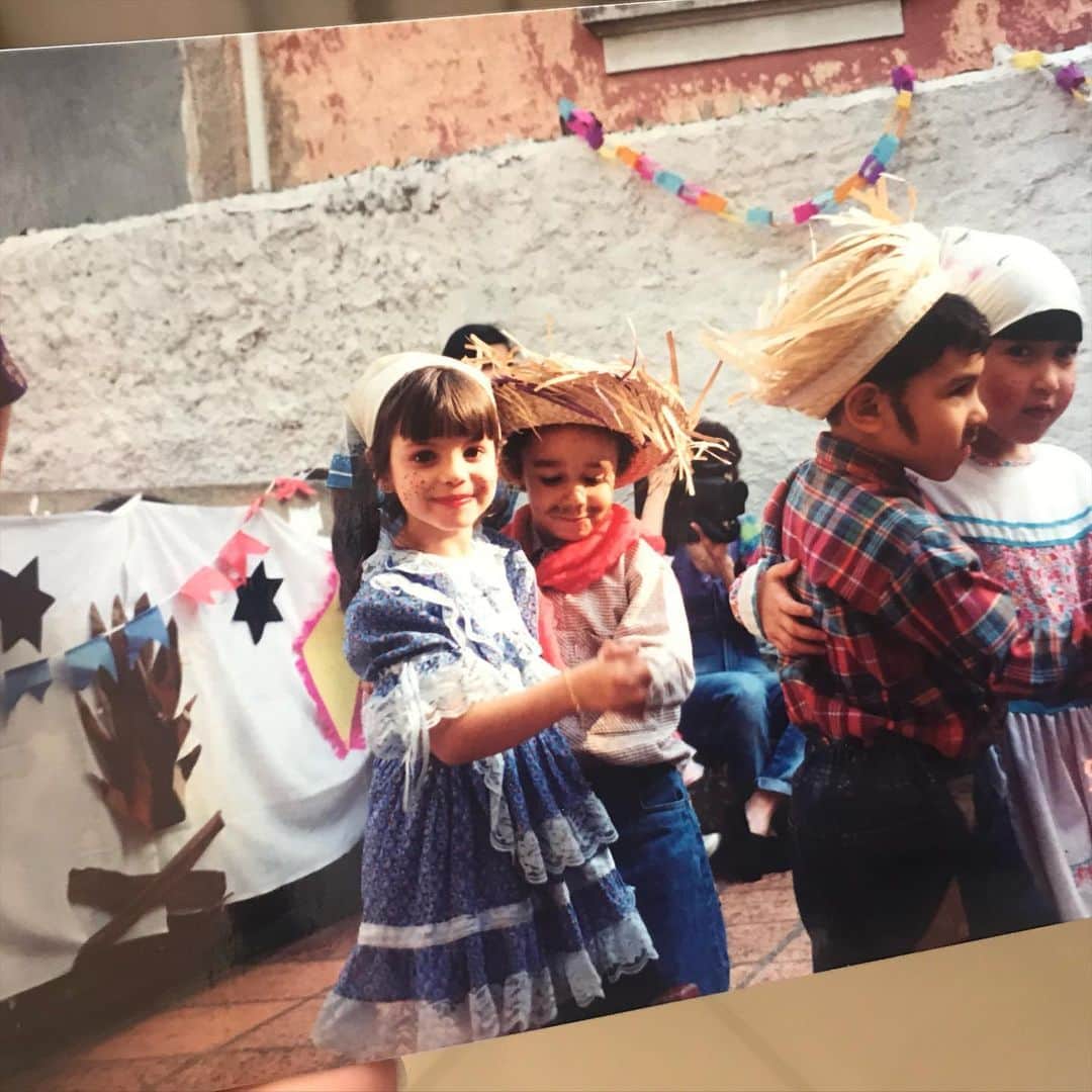ステファニー・ブリットのインスタグラム：「Saudade de uma aglomeração na festa junina né minha filha? 🥰 De 33 aniversários, uns 30 foram com tema de festa junina! E eu sempre amei! Amo o clima, amo as roupas, amo as danças, as comidas então... saudade de verdade de uma festinha junina! ❤️ Já fiz as contas aqui e o Enrico vai ter mesversario junino... 🤣 Nem acredito que nessa data ano que vem, vai ter um caipirinha nos meus braços... 🙌🏻💙」